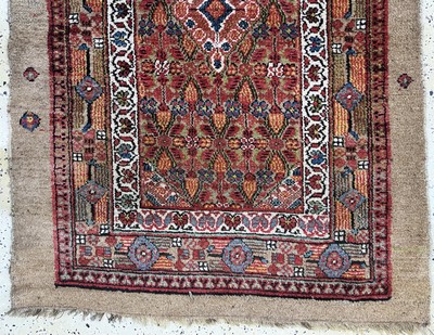 27062522d - Antiker Sarab, Persien, 19.Jhd, Kamel- Wolle, ca. 310 x 110 cm, EHZ: 2 Schätzpreis: ...