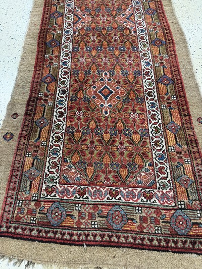 27062522f - Antiker Sarab, Persien, 19.Jhd, Kamel- Wolle, ca. 310 x 110 cm, EHZ: 2 Schätzpreis: ...