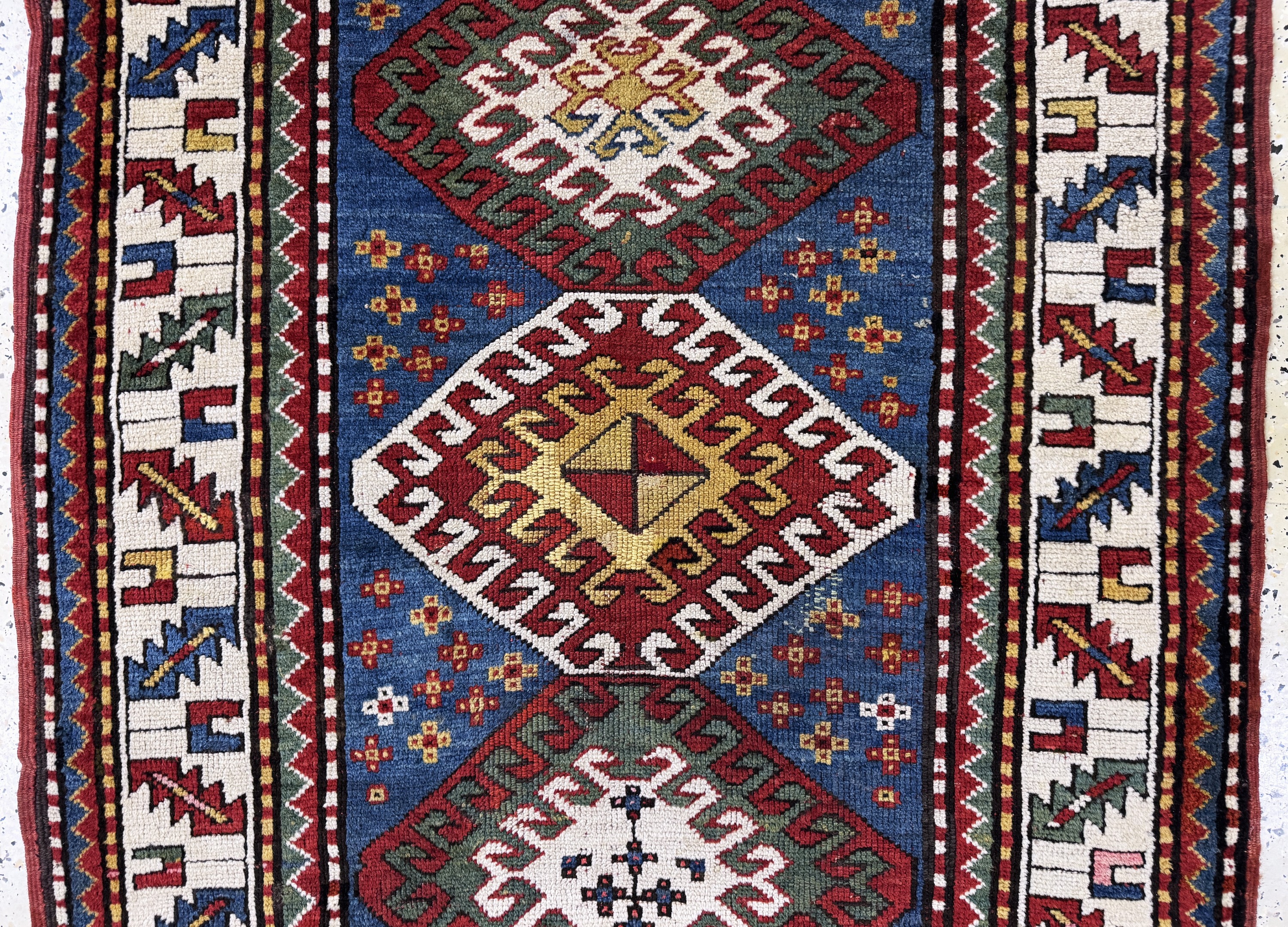 Detail b: Kazak antik, Kaukasus, um 1900, Wolle auf Wolle, ca. 220 x 110 cm, EHZ: 2-3(restauriert)