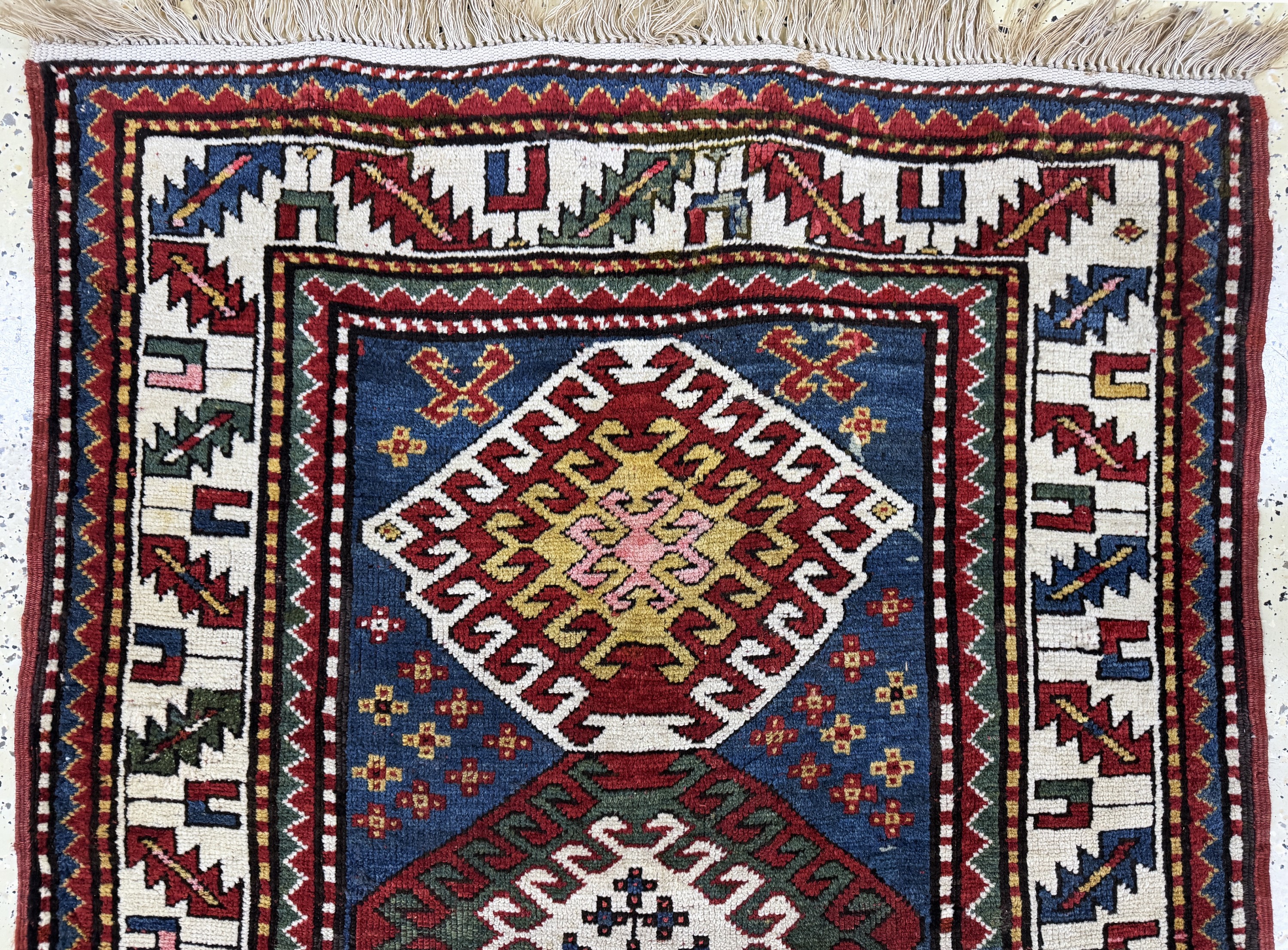 Detail c: Kazak antik, Kaukasus, um 1900, Wolle auf Wolle, ca. 220 x 110 cm, EHZ: 2-3(restauriert)