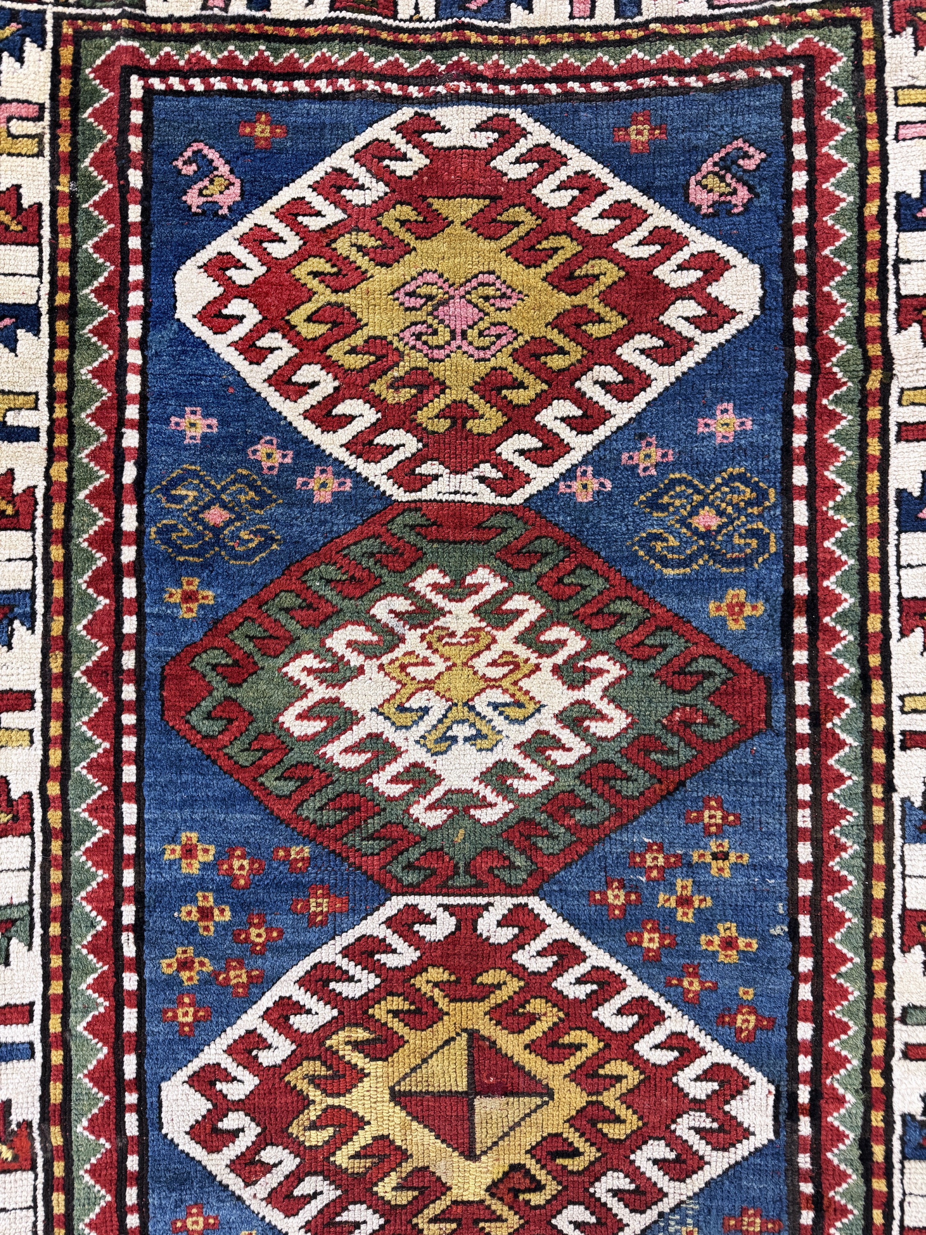 Detail d: Kazak antik, Kaukasus, um 1900, Wolle auf Wolle, ca. 220 x 110 cm, EHZ: 2-3(restauriert)