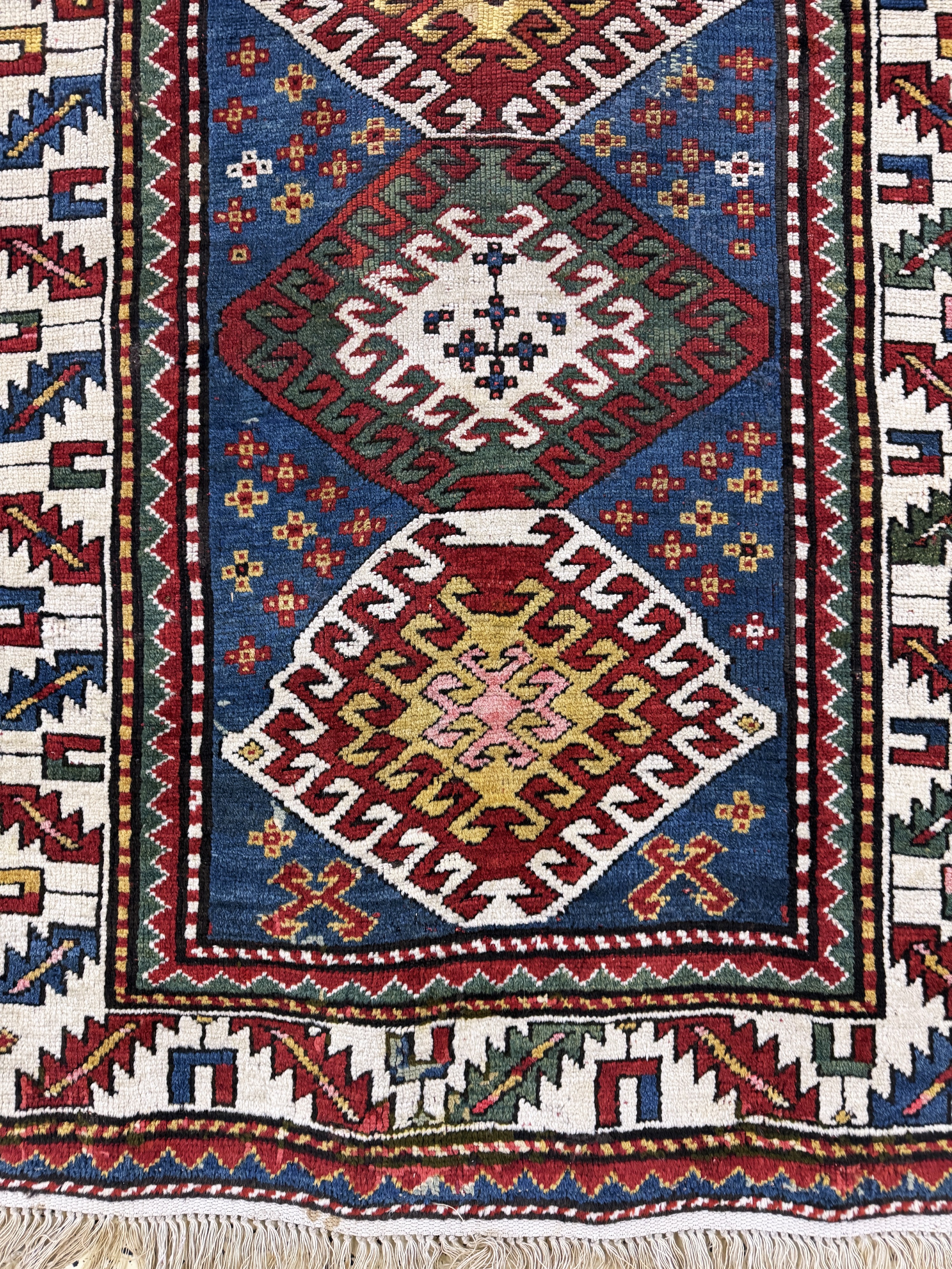 Detail e: Kazak antik, Kaukasus, um 1900, Wolle auf Wolle, ca. 220 x 110 cm, EHZ: 2-3(restauriert)