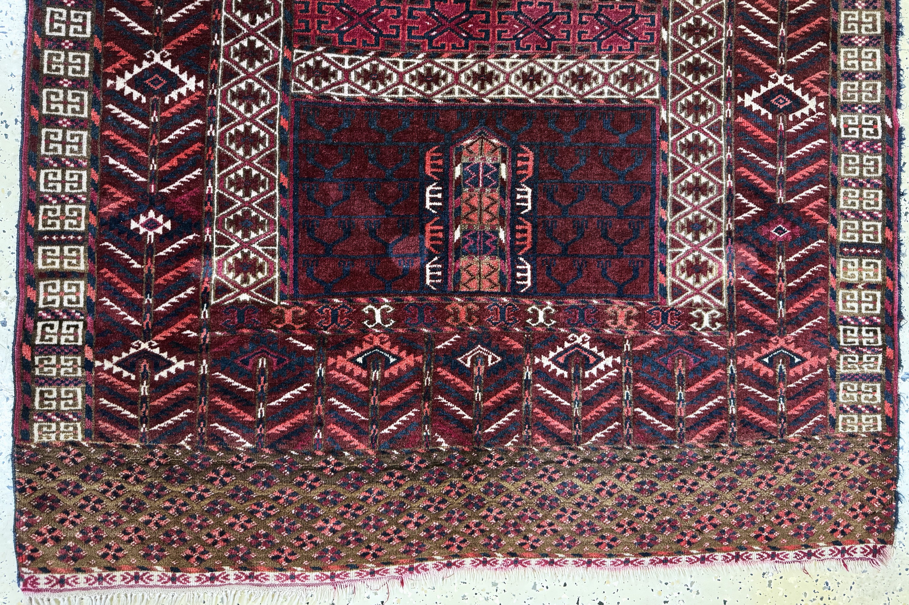 Detail b: Tekke Engsi antik, Turkmenistan, um 1900, Wolle auf Wolle, ca. 150 x 120 cm, EHZ: 2-3(restauriert)