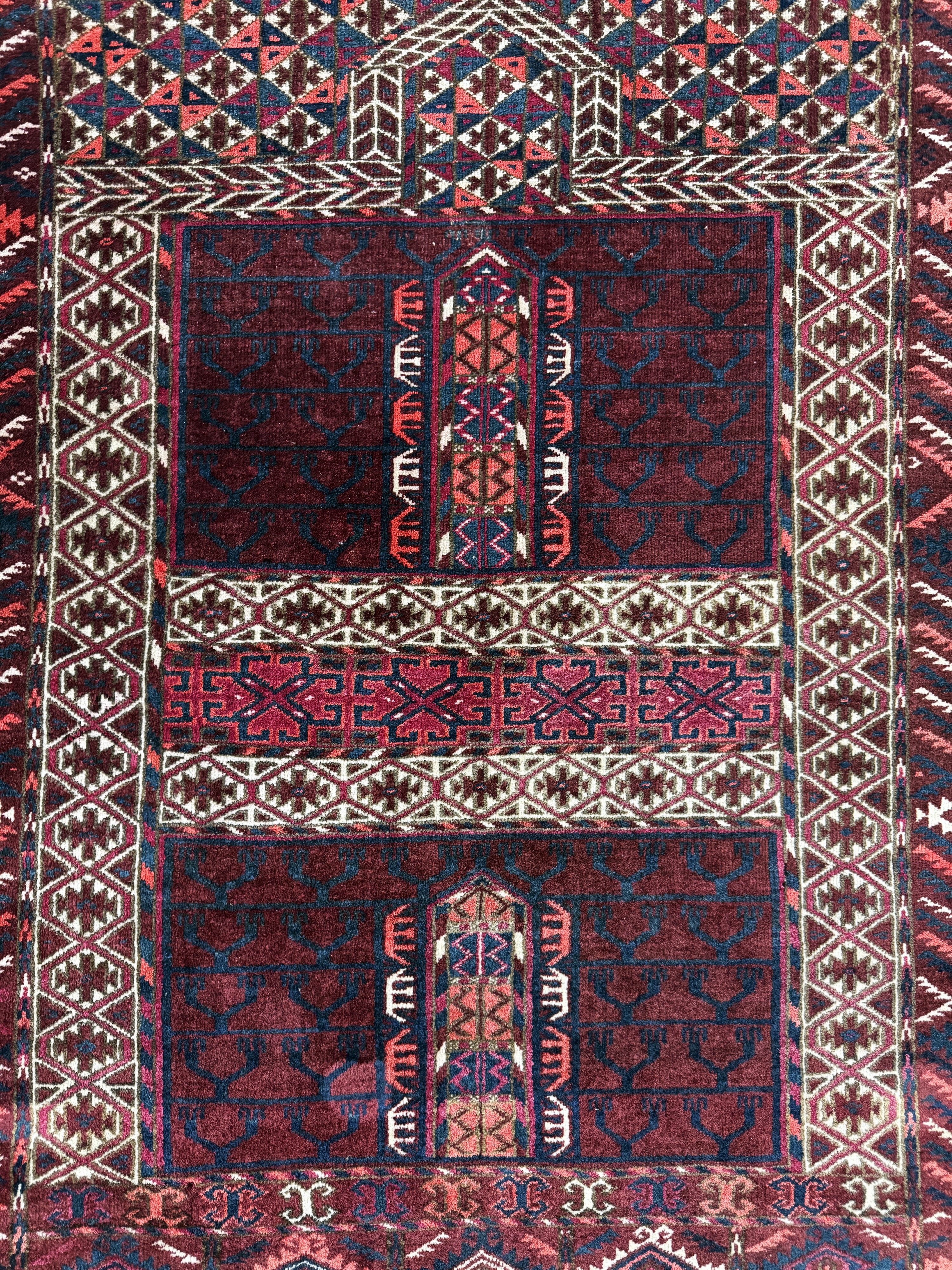 Detail c: Tekke Engsi antik, Turkmenistan, um 1900, Wolle auf Wolle, ca. 150 x 120 cm, EHZ: 2-3(restauriert)