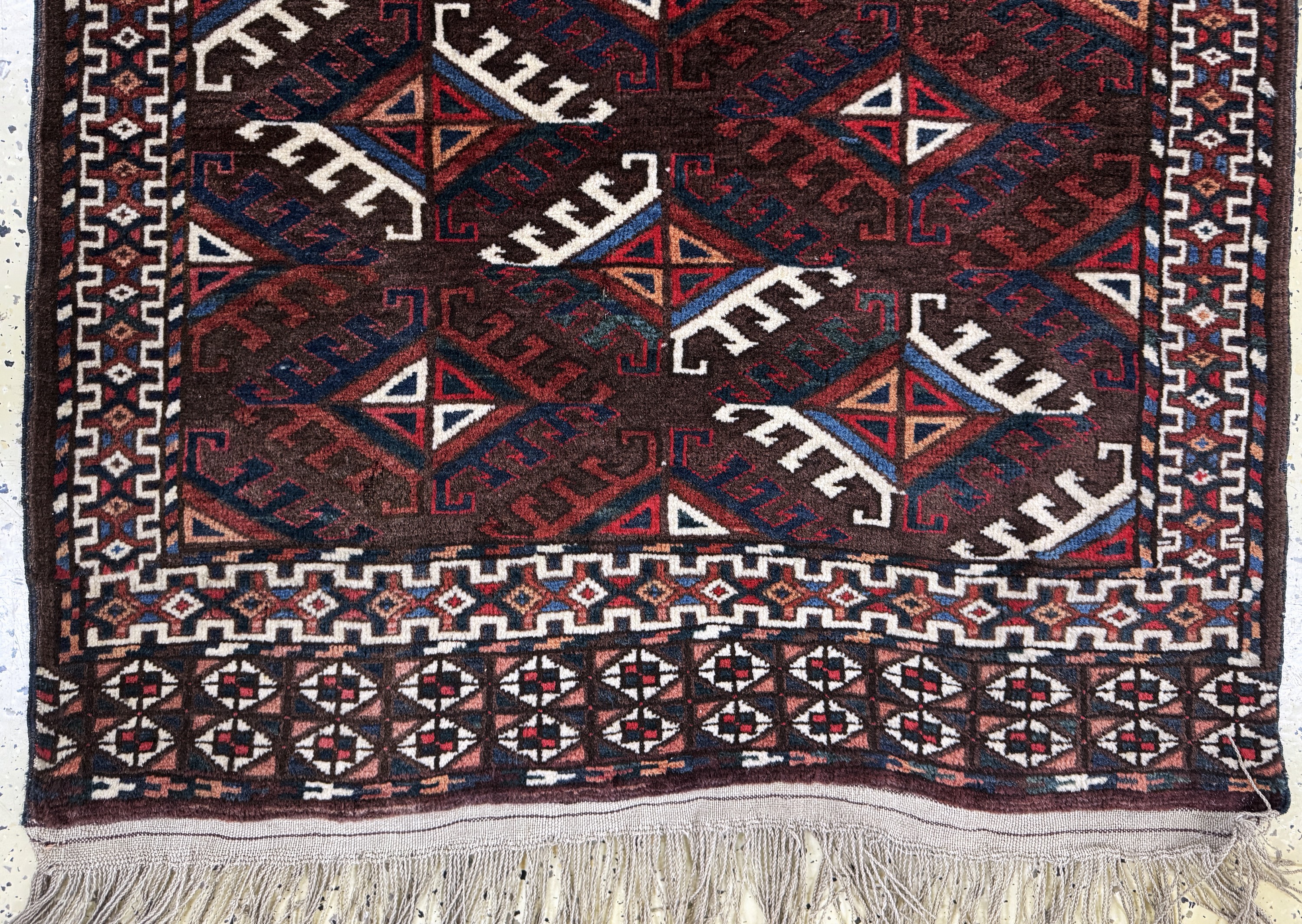Detail b: Yomud antik, Turkmenistan, 19.Jhd, Wolle auf Wolle, ca. 160 x 90 cm, Mottenfraß, EHZ: 2