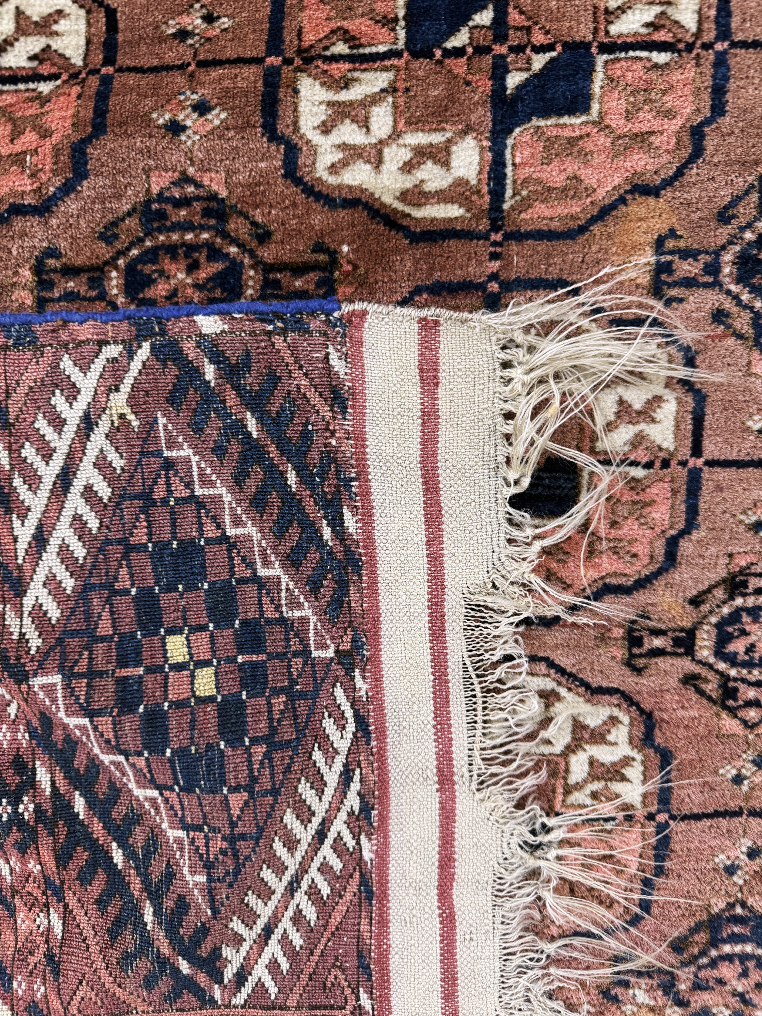 Detail e: Tekke antik, Turkmenistan, 19.Jhd, Wolle auf Wolle, ca. 150 x 110 cm, EHZ: 3