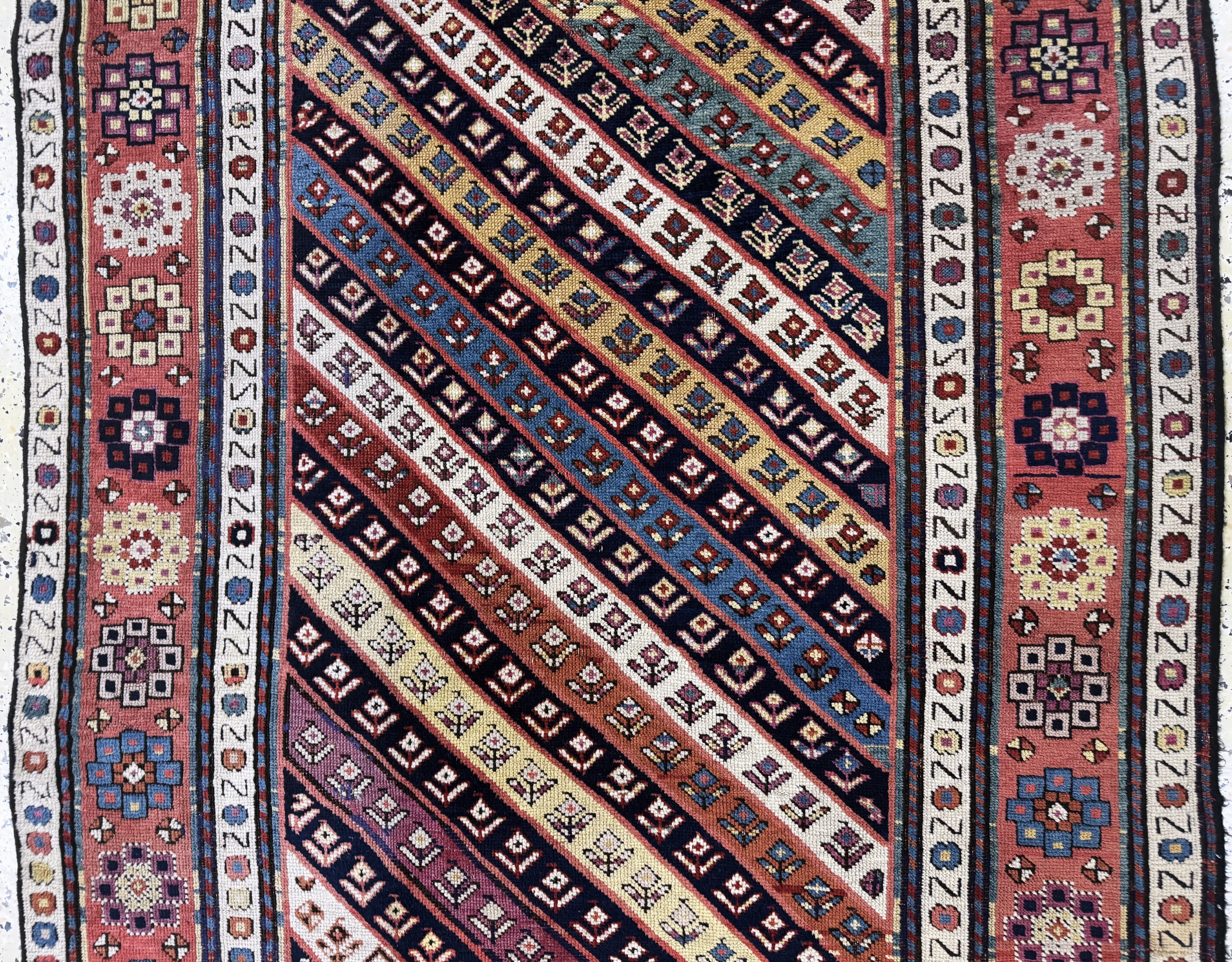 Detail b: "Gendje"Kazak antik, Kaukasus, 19.Jhd, Wolle auf Wolle, ca. 265 x 118 cm, EHZ: 3( Florfehlstellen & Restaurierungen).