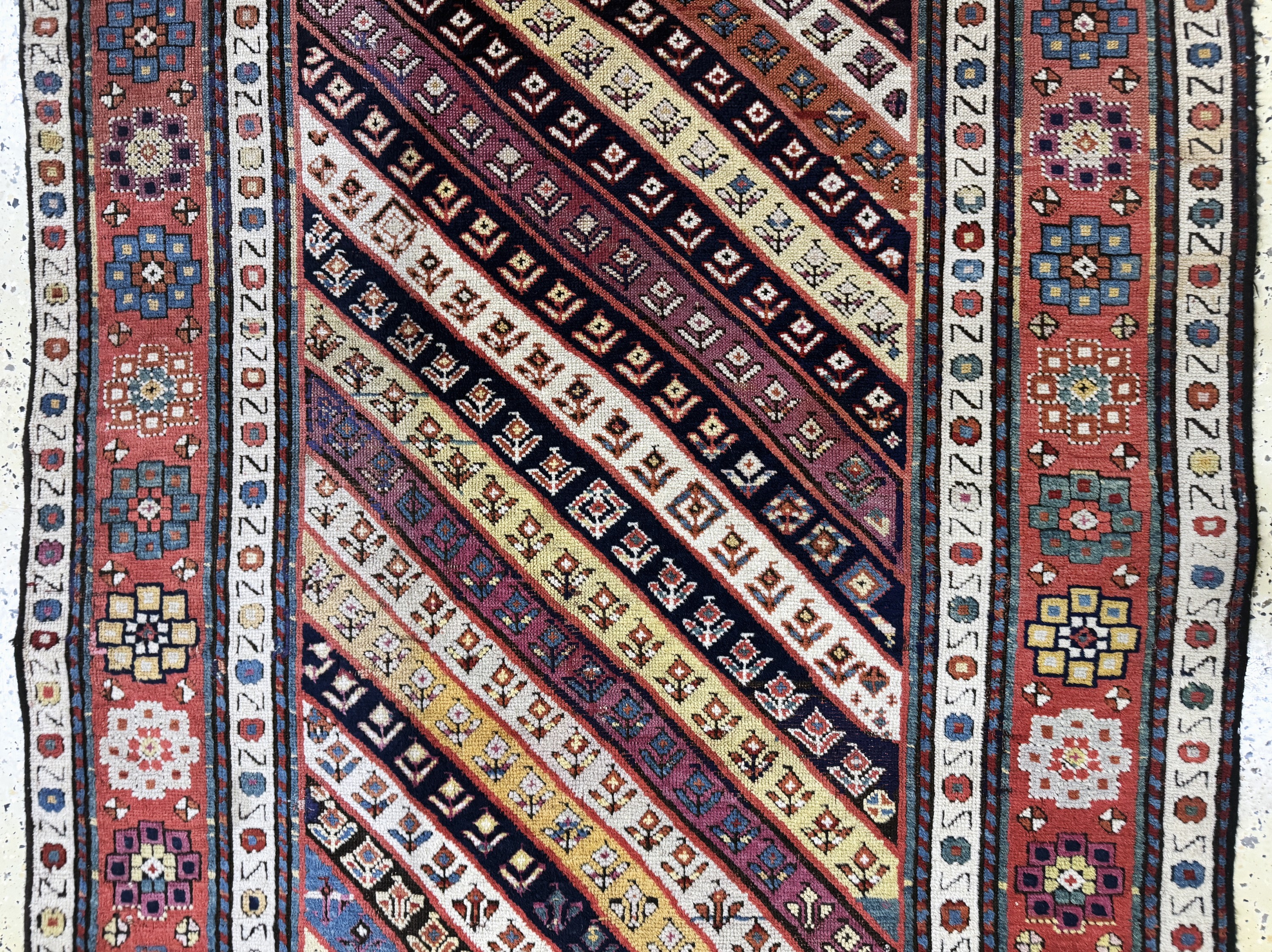 Detail c: "Gendje"Kazak antik, Kaukasus, 19.Jhd, Wolle auf Wolle, ca. 265 x 118 cm, EHZ: 3( Florfehlstellen & Restaurierungen).