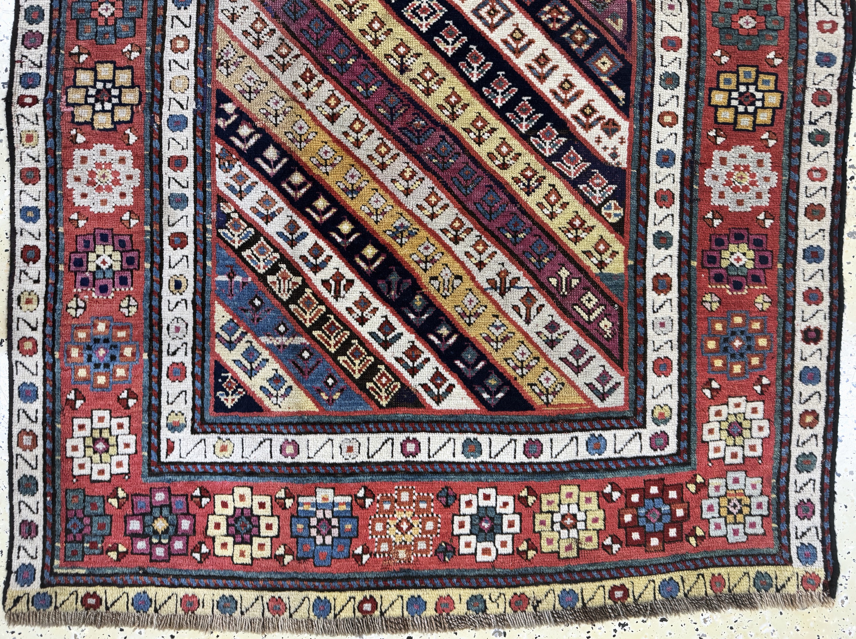Detail d: "Gendje"Kazak antik, Kaukasus, 19.Jhd, Wolle auf Wolle, ca. 265 x 118 cm, EHZ: 3( Florfehlstellen & Restaurierungen).