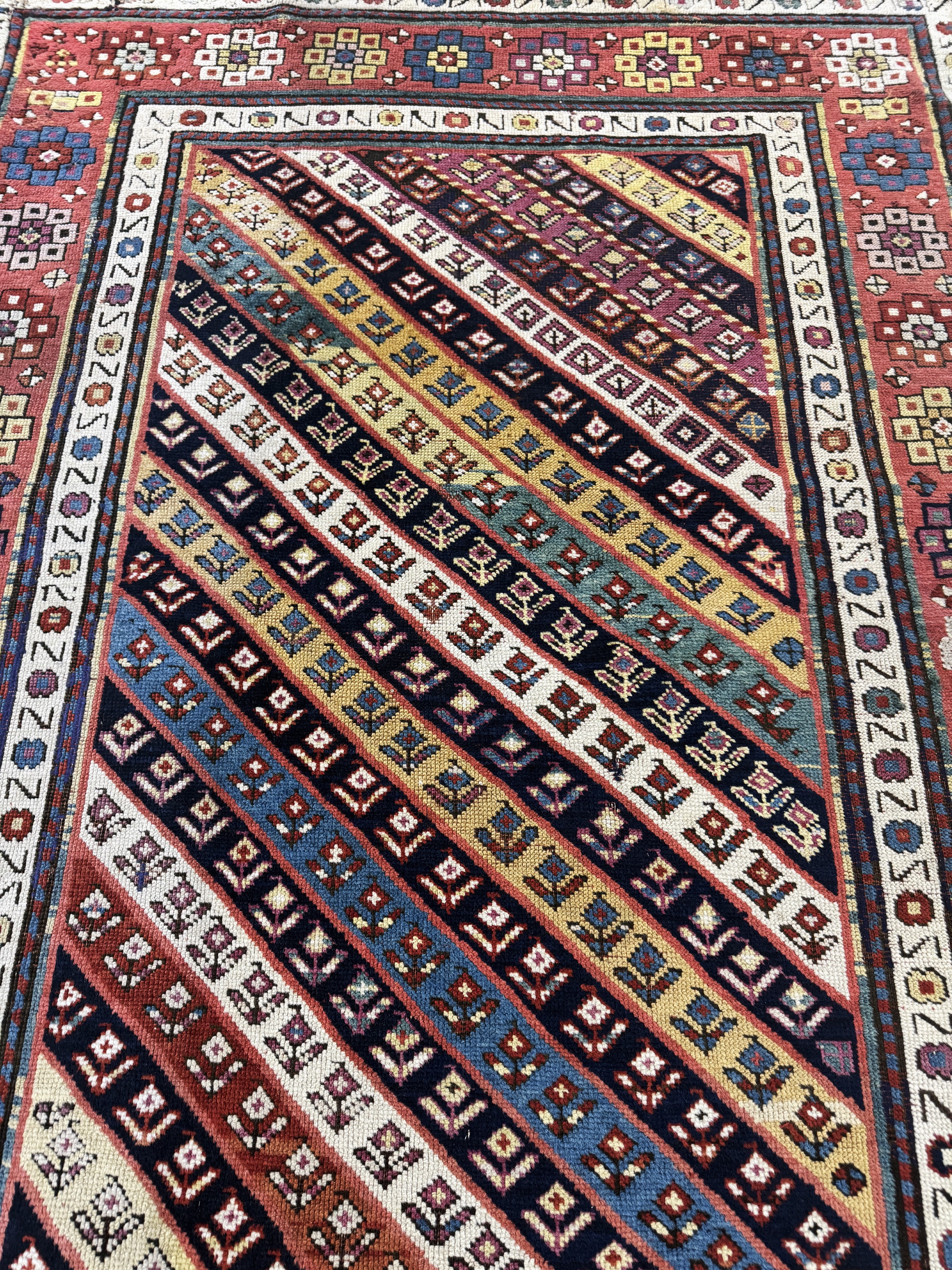 Detail e: "Gendje"Kazak antik, Kaukasus, 19.Jhd, Wolle auf Wolle, ca. 265 x 118 cm, EHZ: 3( Florfehlstellen & Restaurierungen).