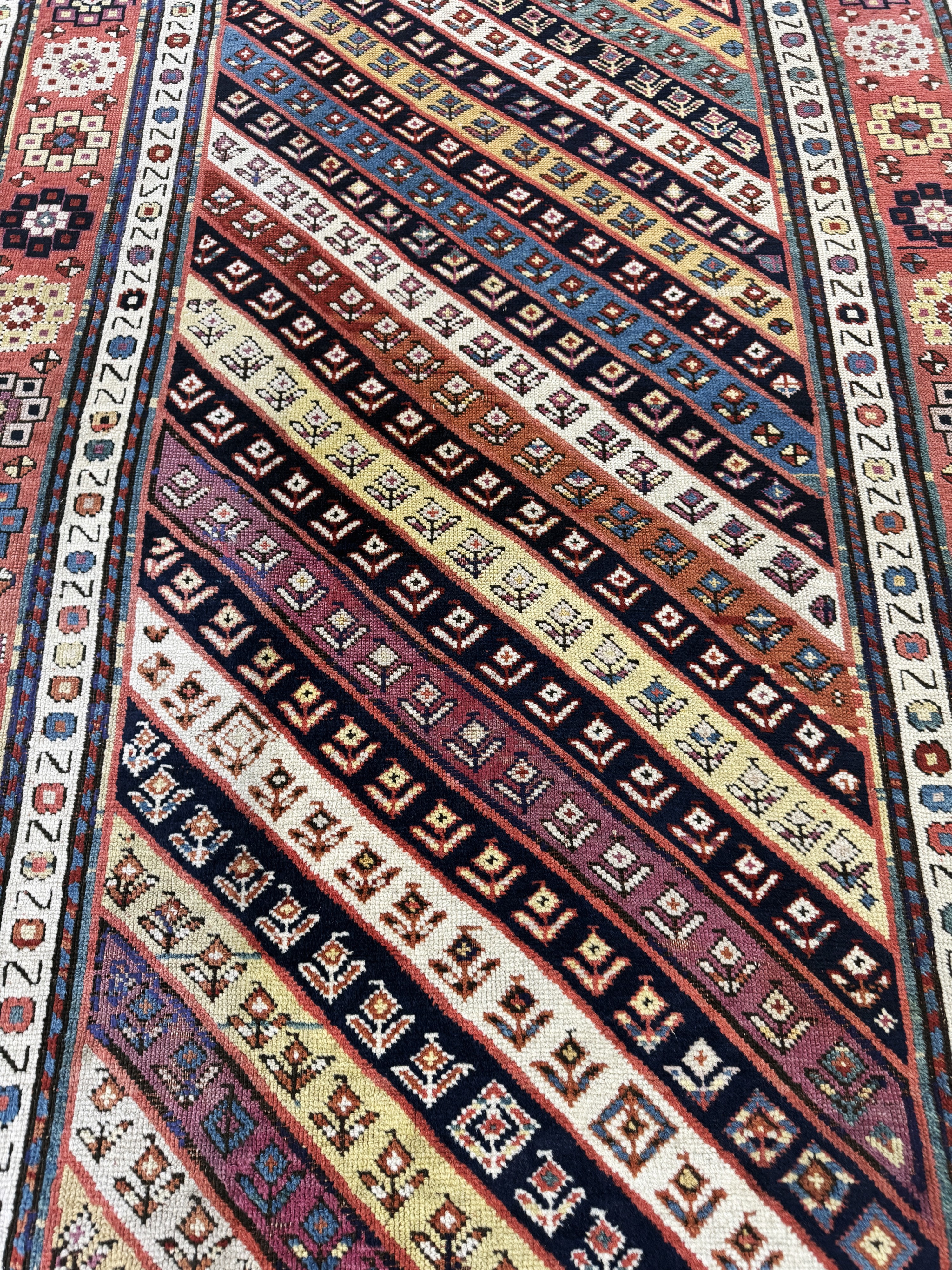 Detail f: "Gendje"Kazak antik, Kaukasus, 19.Jhd, Wolle auf Wolle, ca. 265 x 118 cm, EHZ: 3( Florfehlstellen & Restaurierungen).