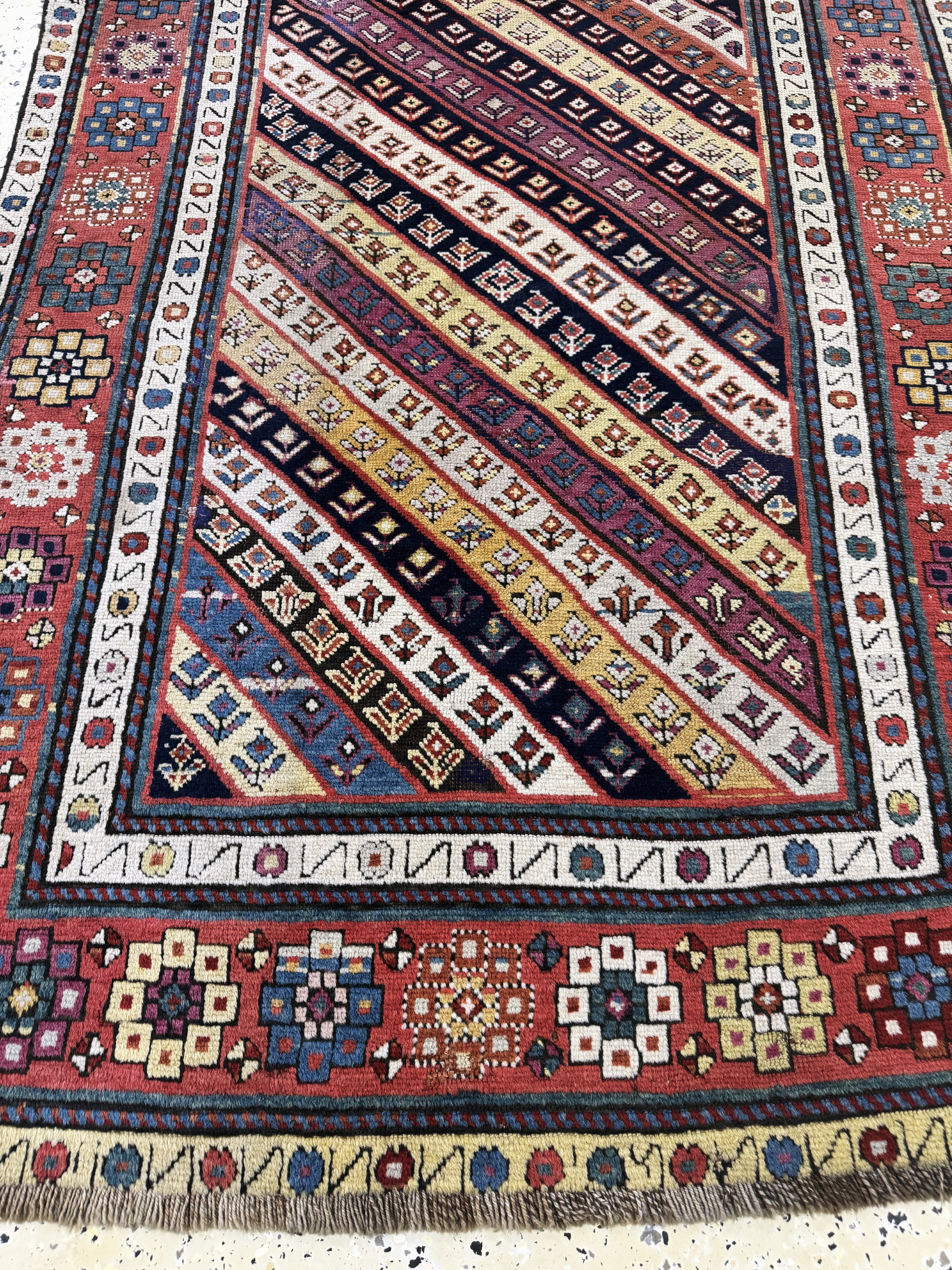 Detail g: "Gendje"Kazak antik, Kaukasus, 19.Jhd, Wolle auf Wolle, ca. 265 x 118 cm, EHZ: 3( Florfehlstellen & Restaurierungen).