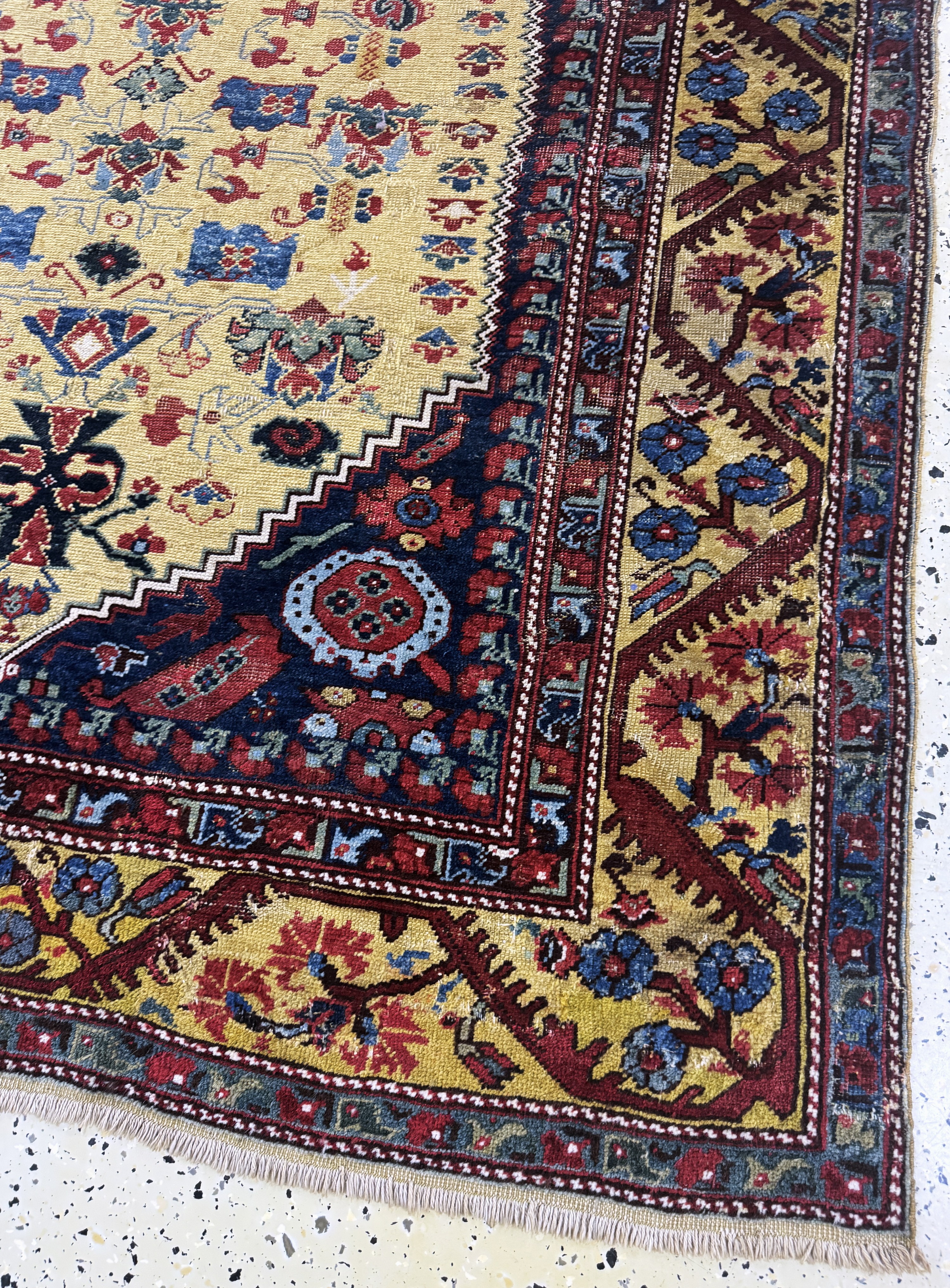 Detail a: "Gelbgrundiger"antiker Kula, Türkei, 19.Jhd, Wolle auf Wolle, ca. 165 x 135 cm, Rückseite mit"Lazy-Lines", 2-3(restauriert)