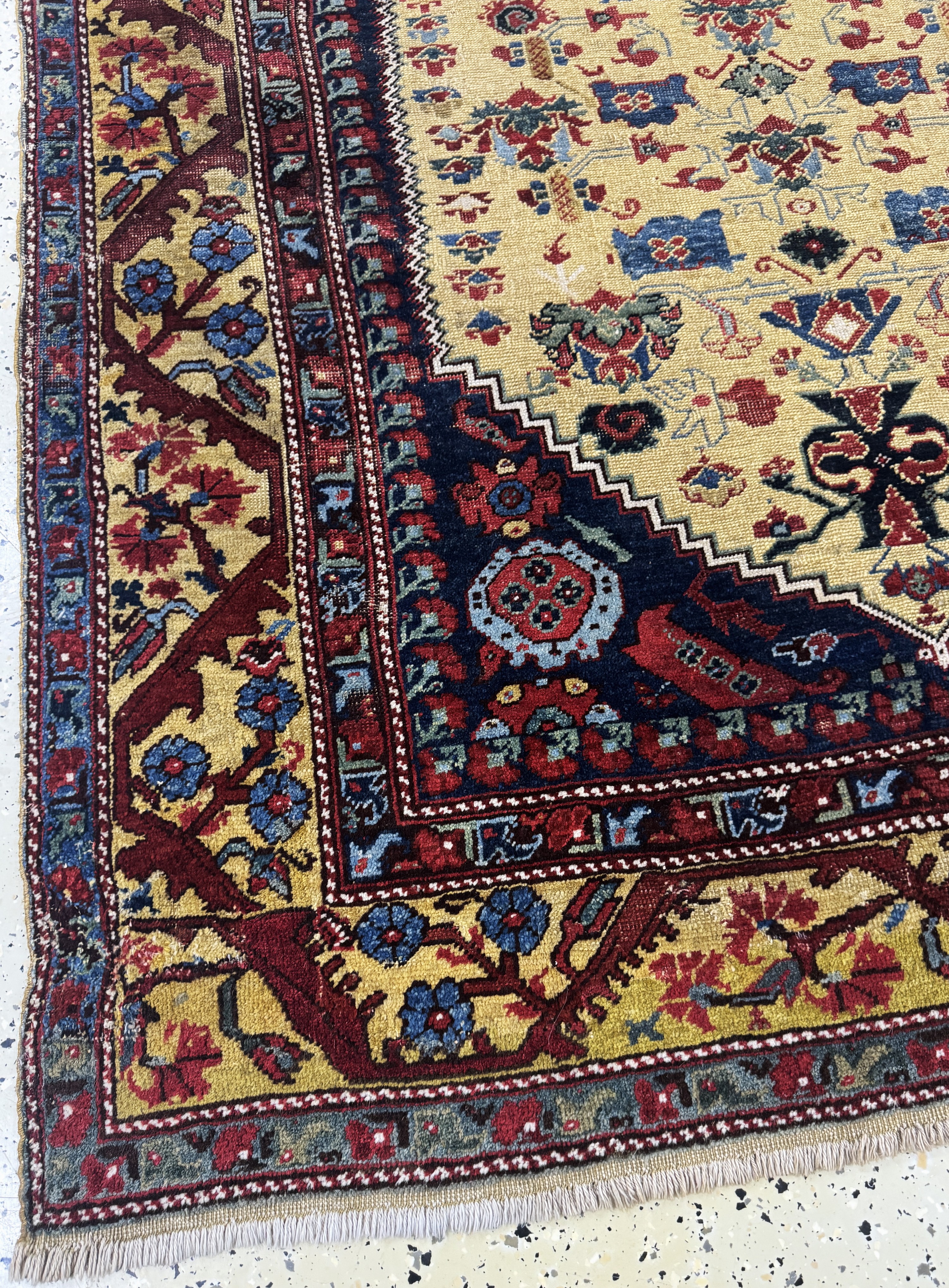 Detail b: "Gelbgrundiger"antiker Kula, Türkei, 19.Jhd, Wolle auf Wolle, ca. 165 x 135 cm, Rückseite mit"Lazy-Lines", 2-3(restauriert)