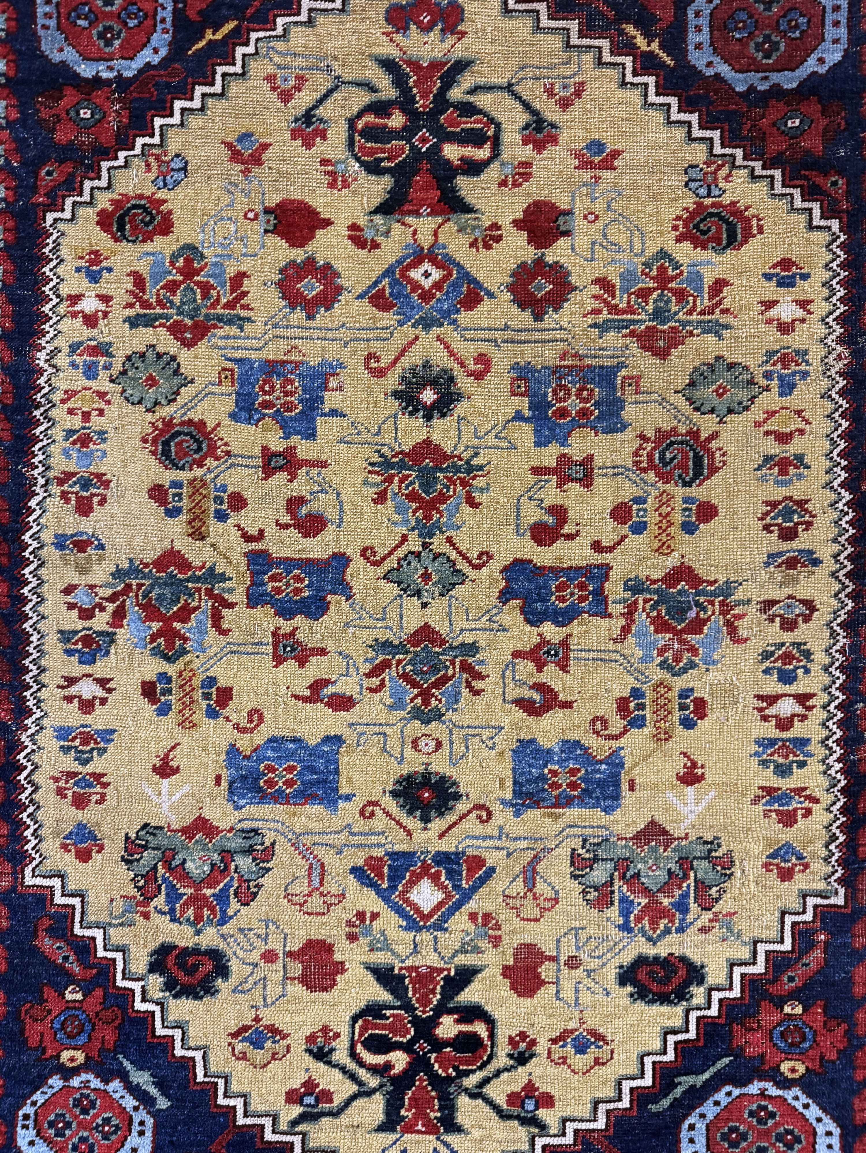 Detail c: "Gelbgrundiger"antiker Kula, Türkei, 19.Jhd, Wolle auf Wolle, ca. 165 x 135 cm, Rückseite mit"Lazy-Lines", 2-3(restauriert)
