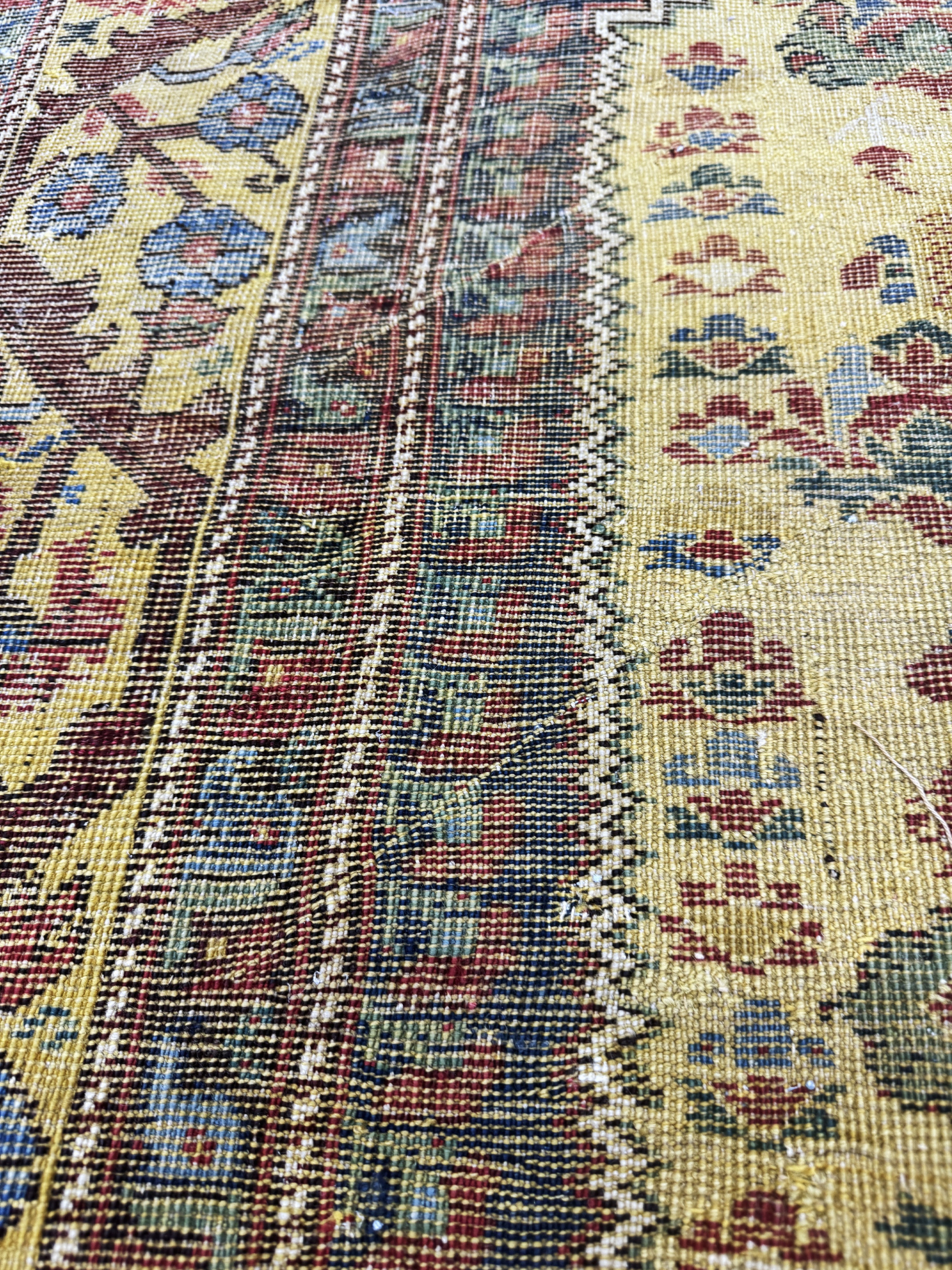 Detail h: "Gelbgrundiger"antiker Kula, Türkei, 19.Jhd, Wolle auf Wolle, ca. 165 x 135 cm, Rückseite mit"Lazy-Lines", 2-3(restauriert)