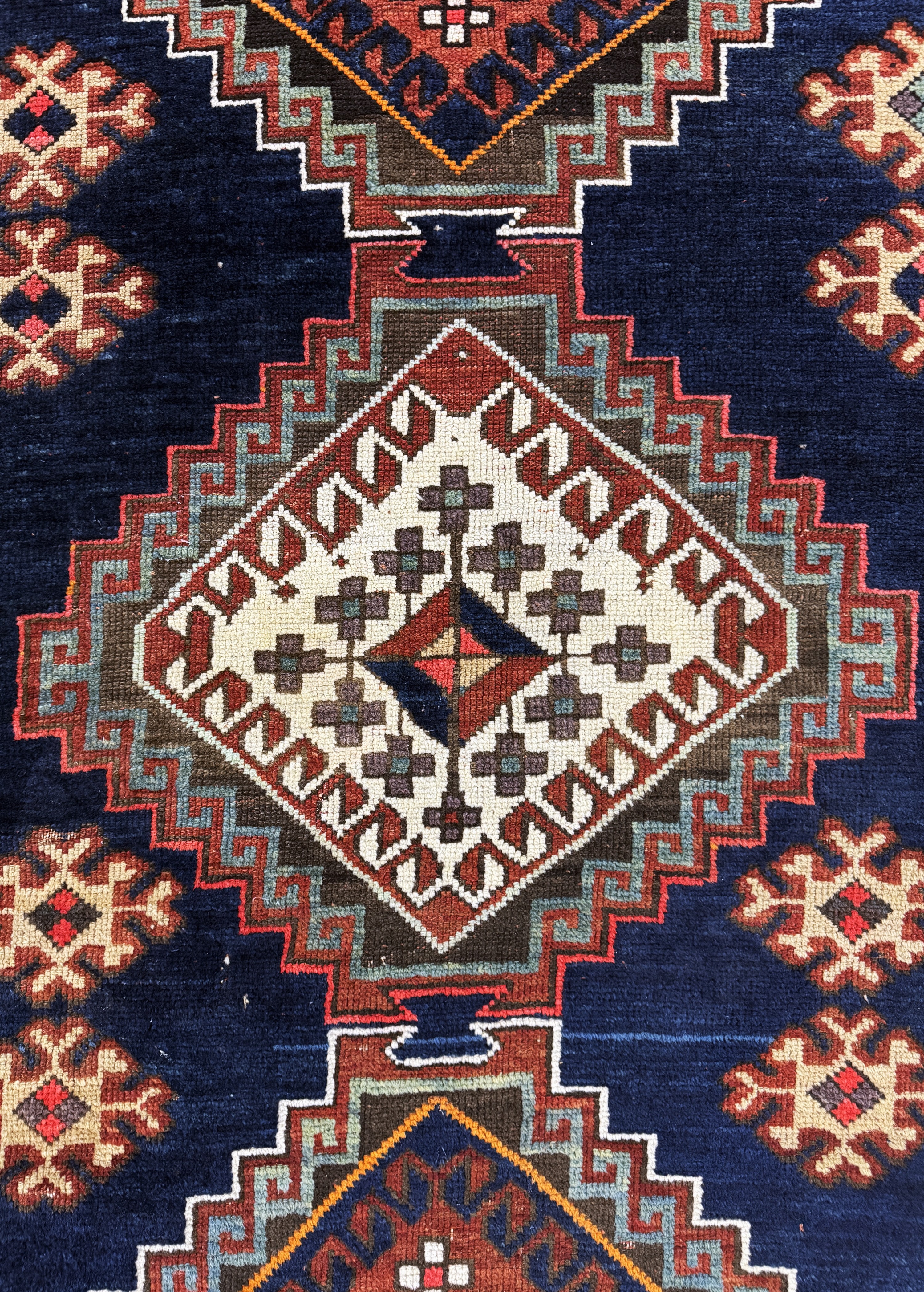 Detail e: Kazak antik, Kaukasus, 19.Jhd, Wolle auf Wolle, ca. 240 x 145 cm, EHZ: 2-3