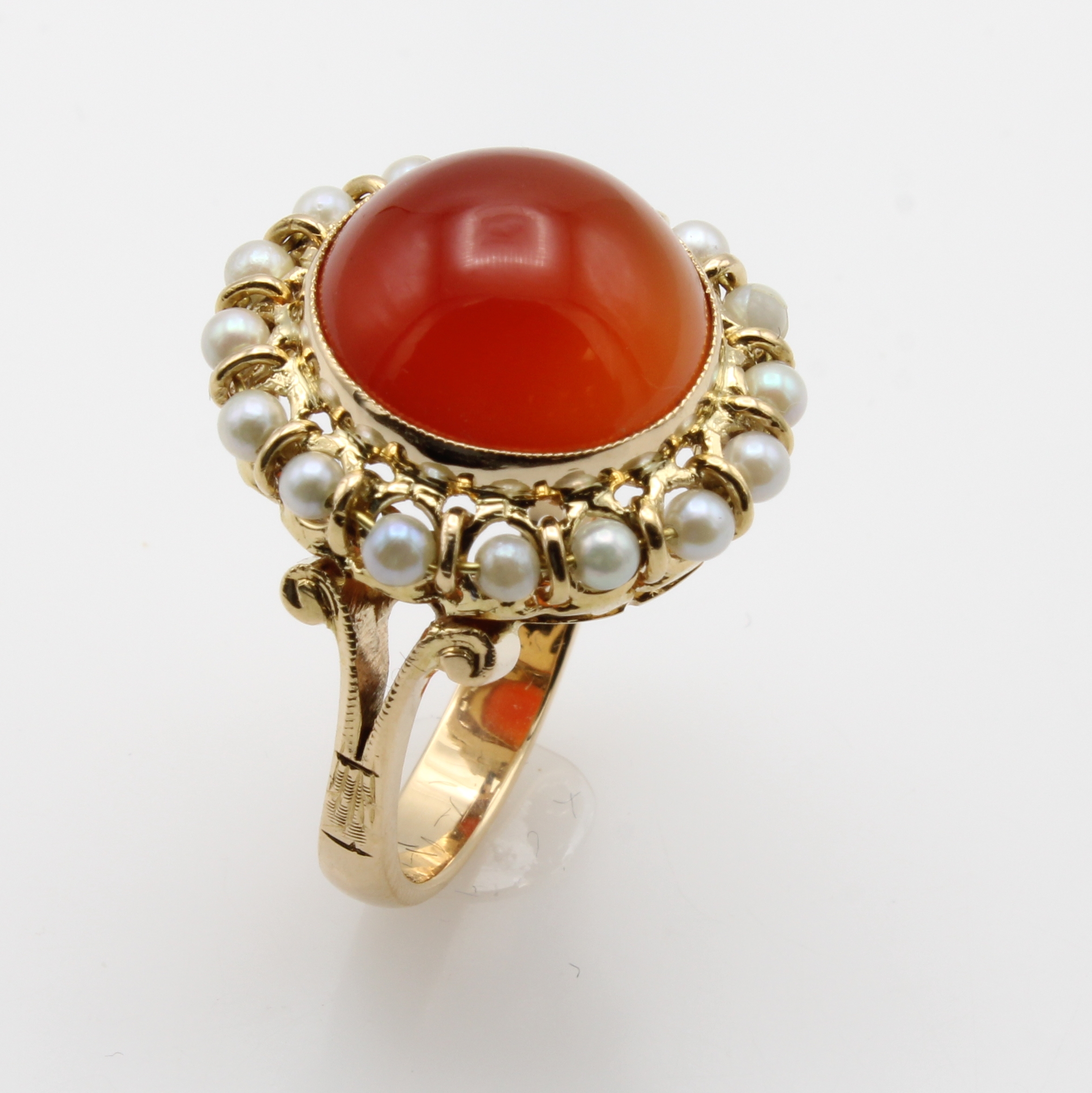 Image 27062621 - Ring mit Karneol und Perlchen, GG 750/000, Karneolcabochon umgeben von Flussperlchen, RW ...