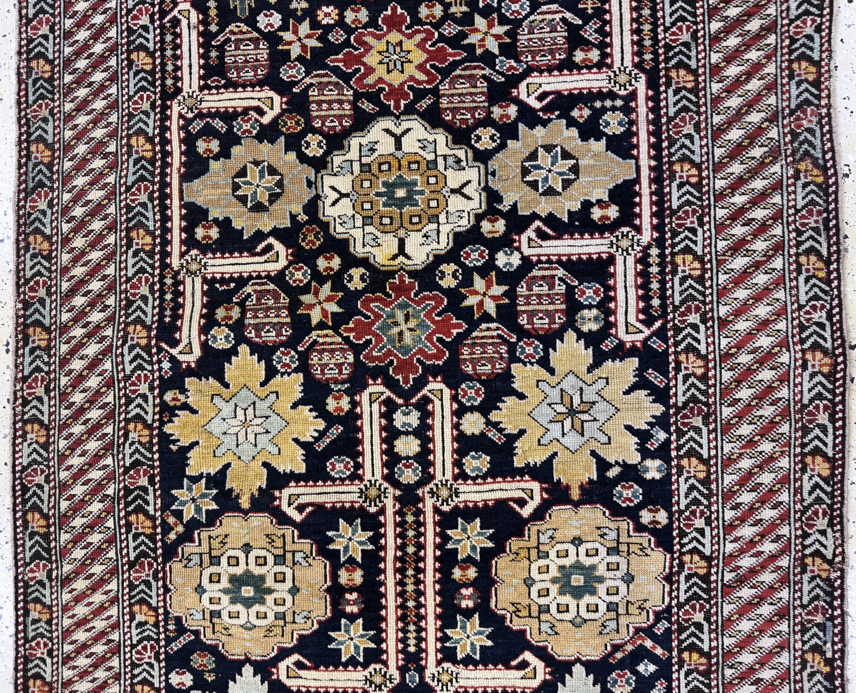 Detail b: "Blattgabel"Schirwan antik, Kaukasus, 19.Jhd, Wolle auf Wolle, ca. 285 x 120 cm, EHZ: 2-3(restauriert)