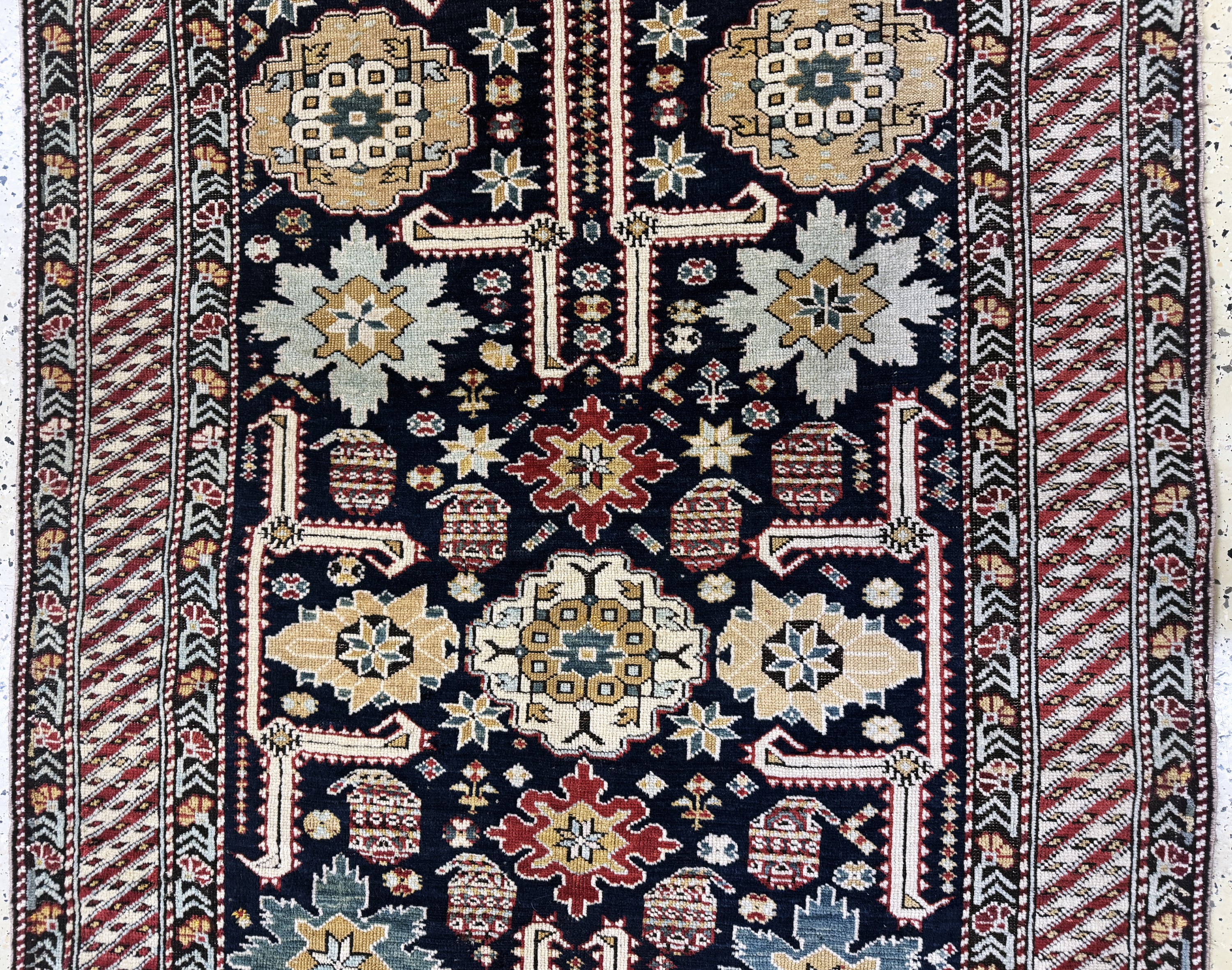 Detail c: "Blattgabel"Schirwan antik, Kaukasus, 19.Jhd, Wolle auf Wolle, ca. 285 x 120 cm, EHZ: 2-3(restauriert)