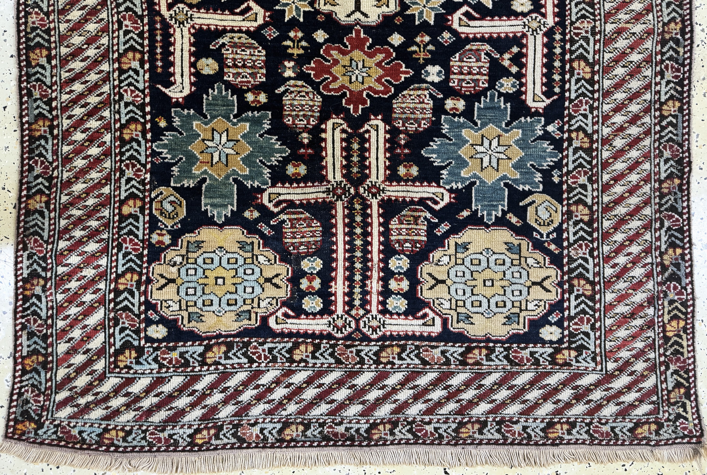 Detail d: "Blattgabel"Schirwan antik, Kaukasus, 19.Jhd, Wolle auf Wolle, ca. 285 x 120 cm, EHZ: 2-3(restauriert)