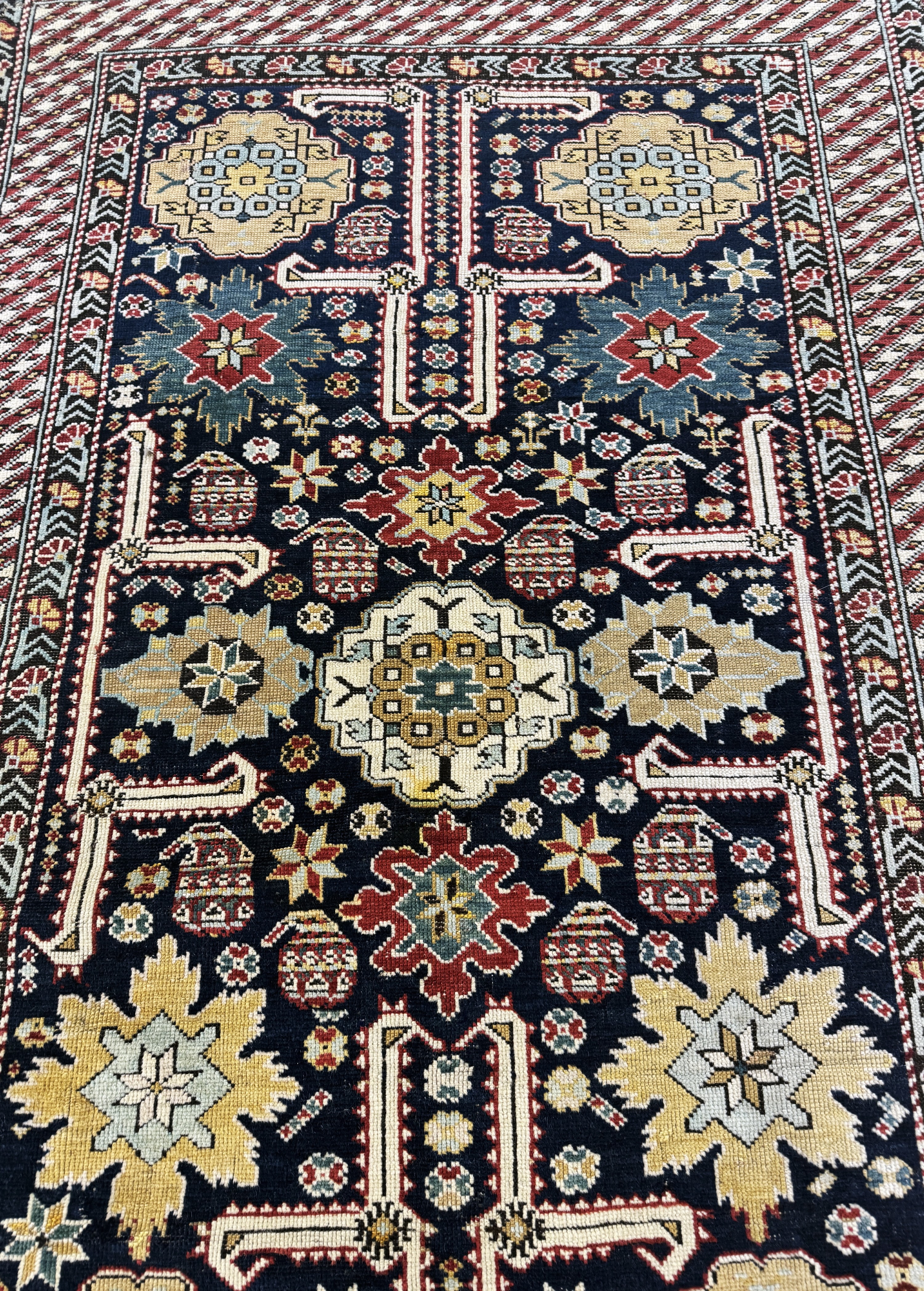 Detail e: "Blattgabel"Schirwan antik, Kaukasus, 19.Jhd, Wolle auf Wolle, ca. 285 x 120 cm, EHZ: 2-3(restauriert)