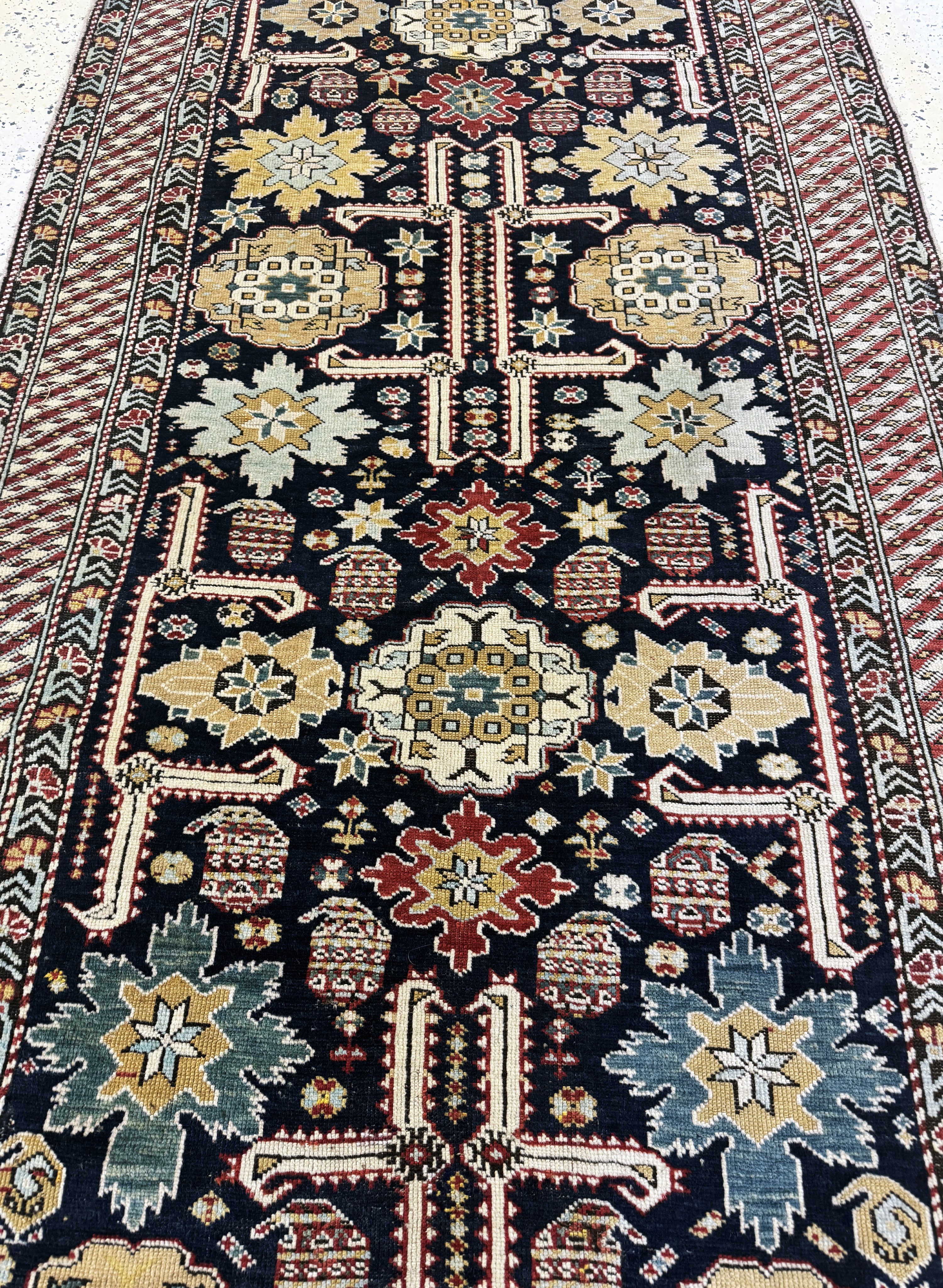 Detail f: "Blattgabel"Schirwan antik, Kaukasus, 19.Jhd, Wolle auf Wolle, ca. 285 x 120 cm, EHZ: 2-3(restauriert)