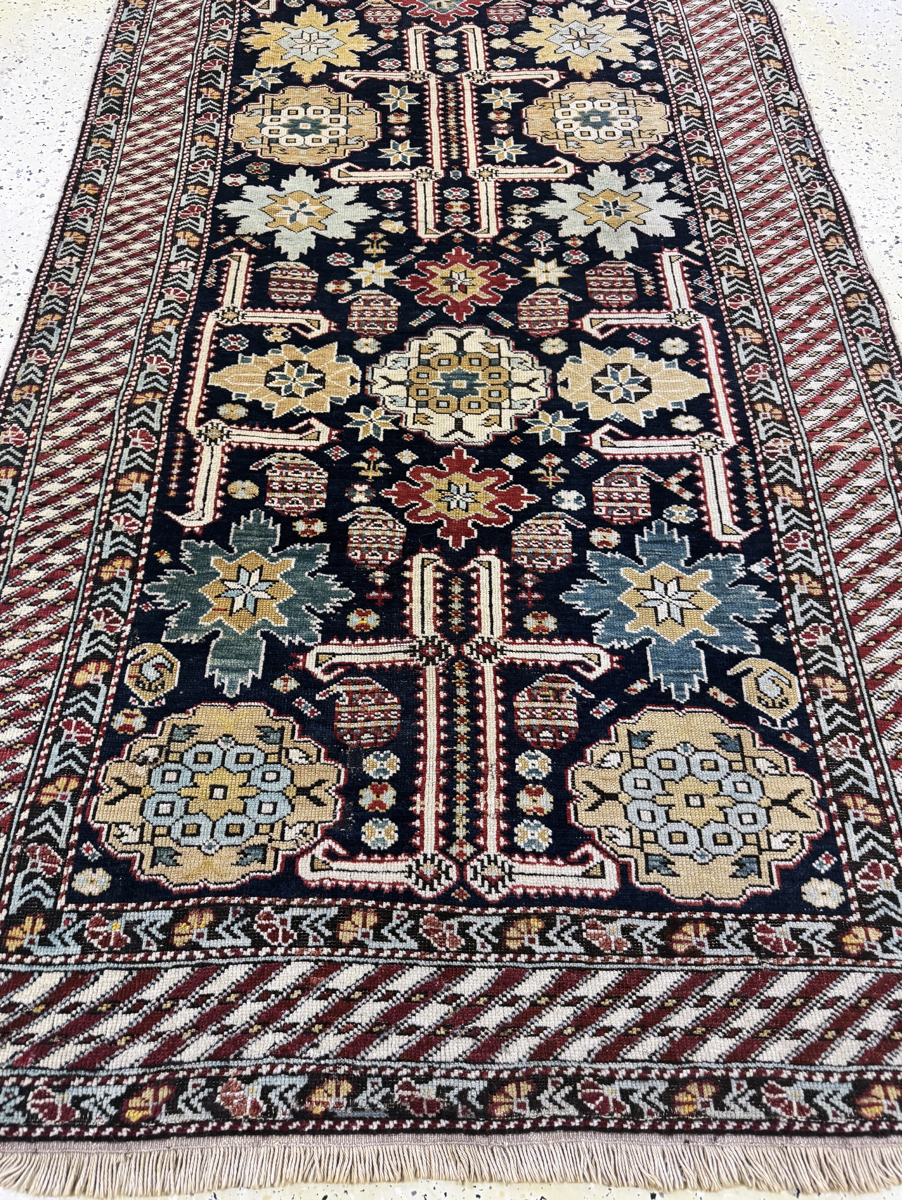 Detail g: "Blattgabel"Schirwan antik, Kaukasus, 19.Jhd, Wolle auf Wolle, ca. 285 x 120 cm, EHZ: 2-3(restauriert)