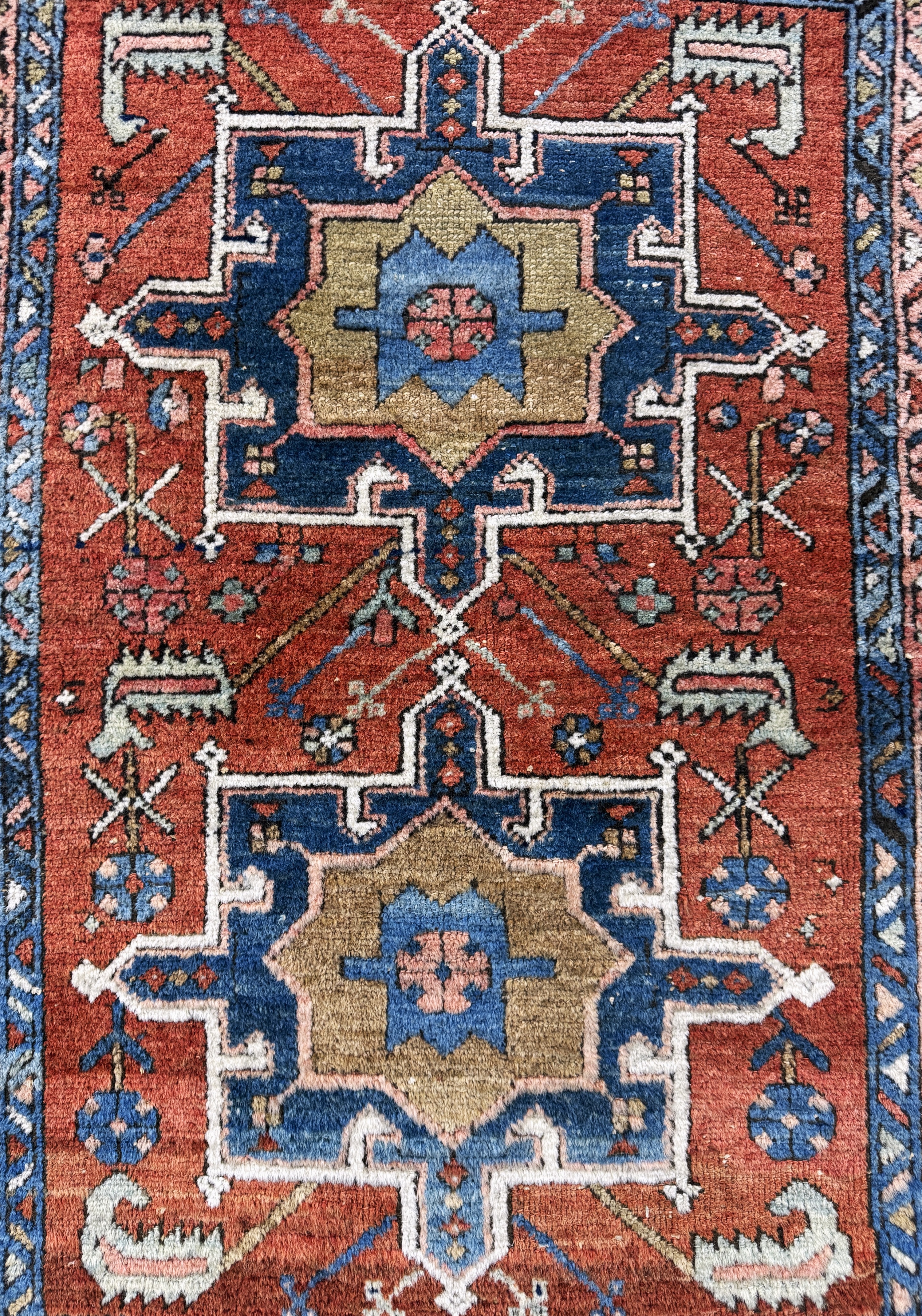Detail c: Heriz antik, Persien, um 1900, Wolle auf Baumwolle, ca. 130 x 110 cm, EHZ: 3
