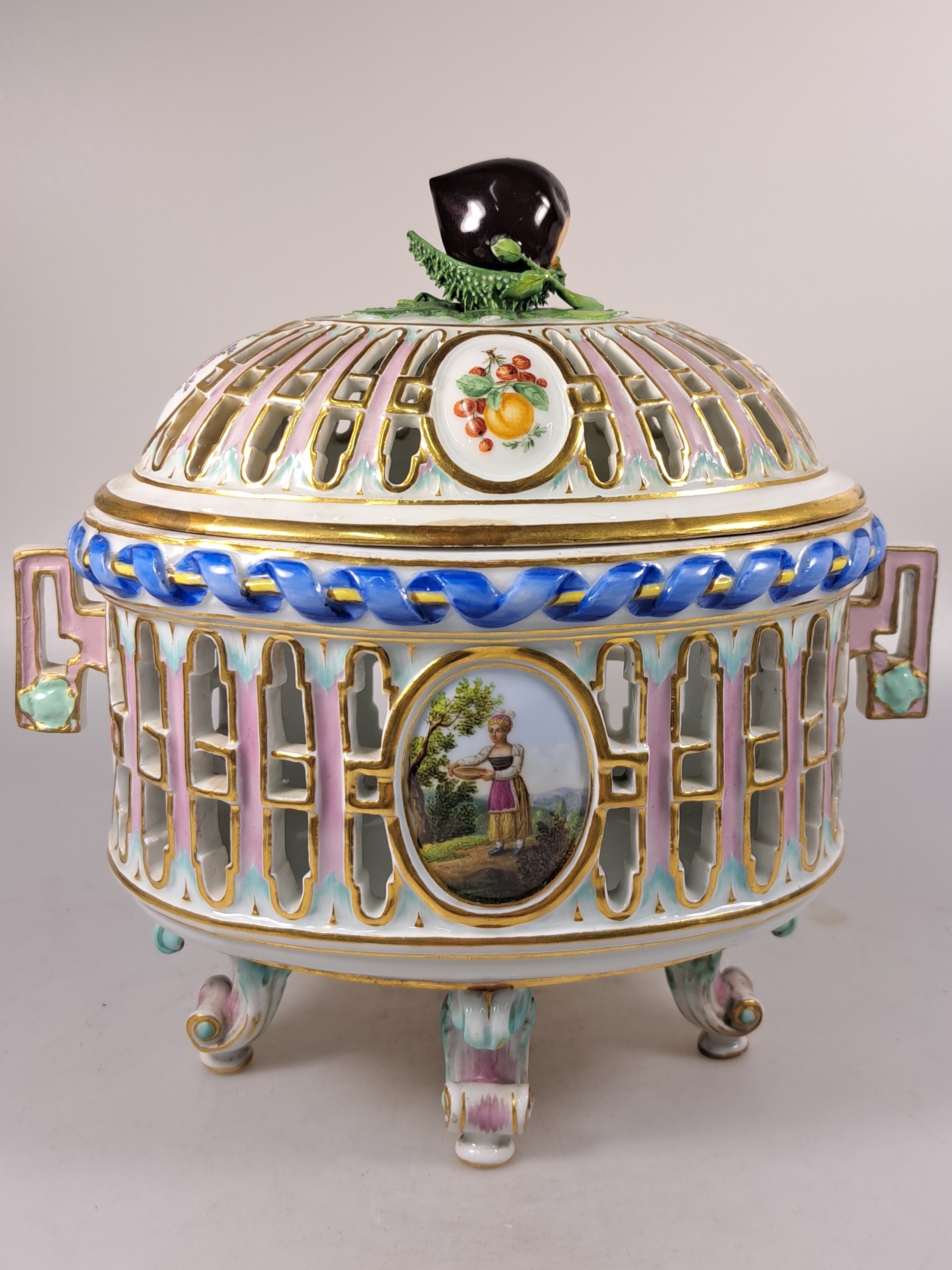 Detail a: Deckelgefäß/Duftgefäß, Meissen, um 1800, Porzellan, Deckelbekrönung in Form einer Kastanie, Medaillons mit feiner Figurenmalerei, Früchte u. ...