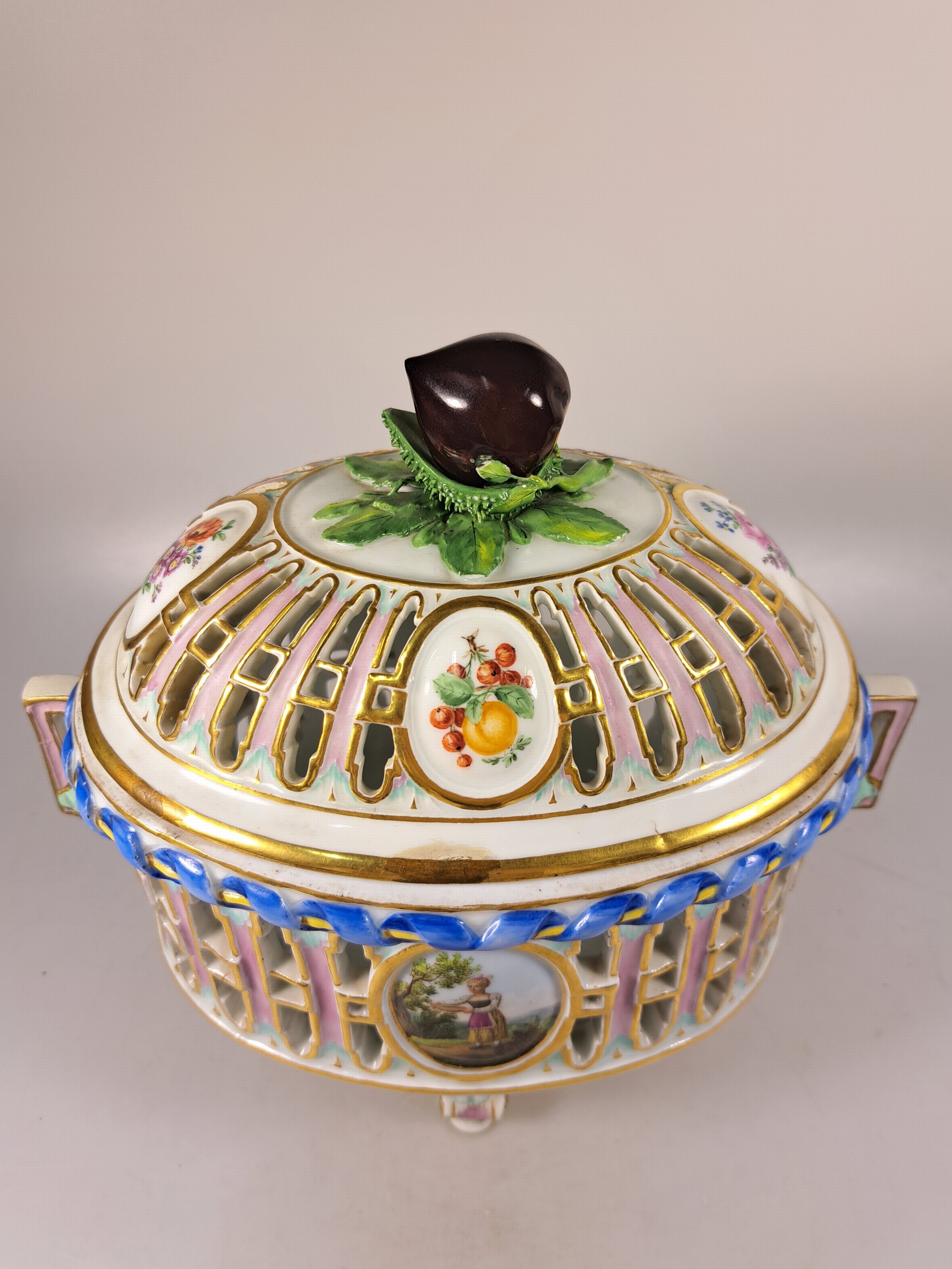 Detail b: Deckelgefäß/Duftgefäß, Meissen, um 1800, Porzellan, Deckelbekrönung in Form einer Kastanie, Medaillons mit feiner Figurenmalerei, Früchte u. ...
