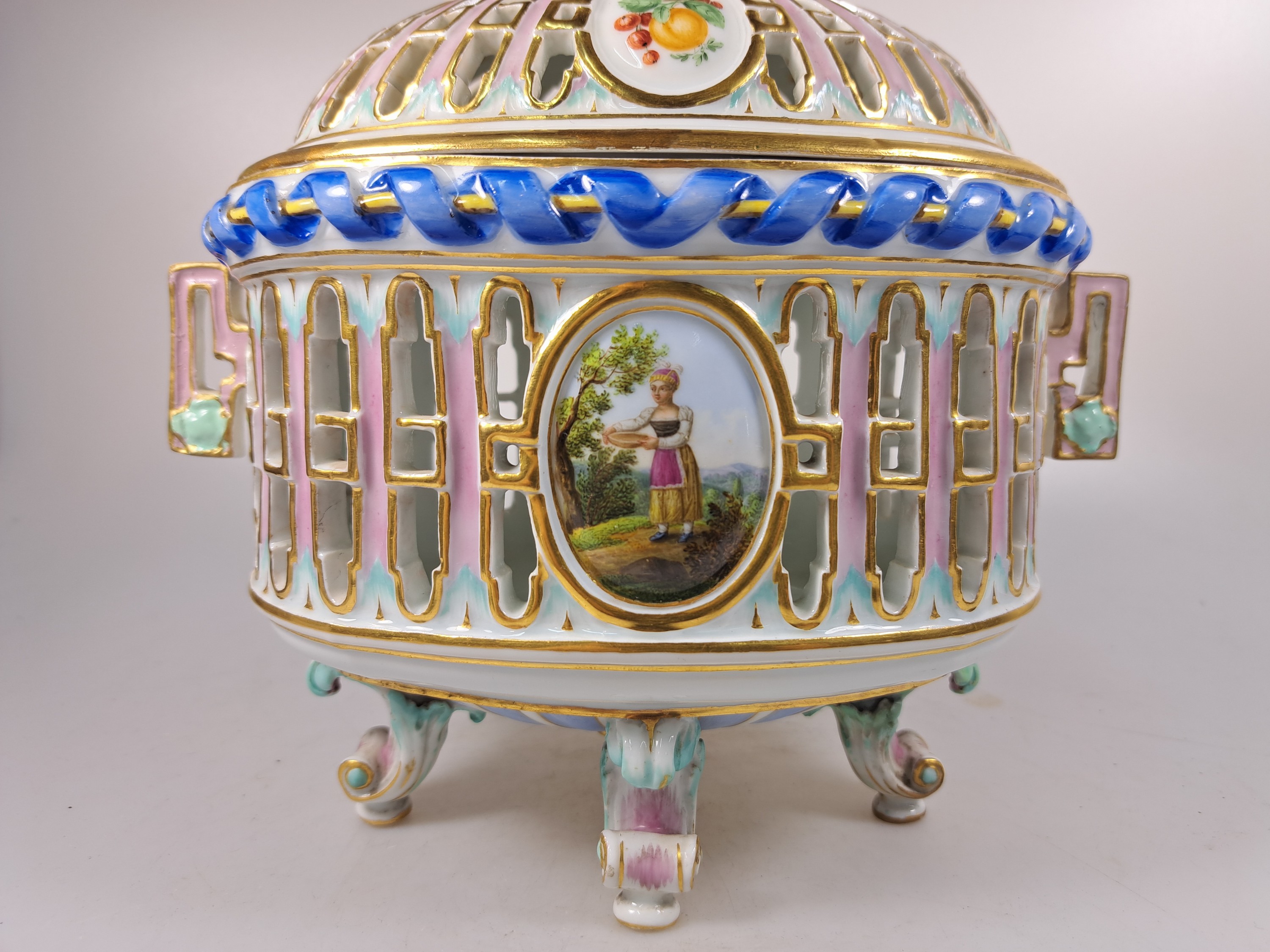 Detail c: Deckelgefäß/Duftgefäß, Meissen, um 1800, Porzellan, Deckelbekrönung in Form einer Kastanie, Medaillons mit feiner Figurenmalerei, Früchte u. ...