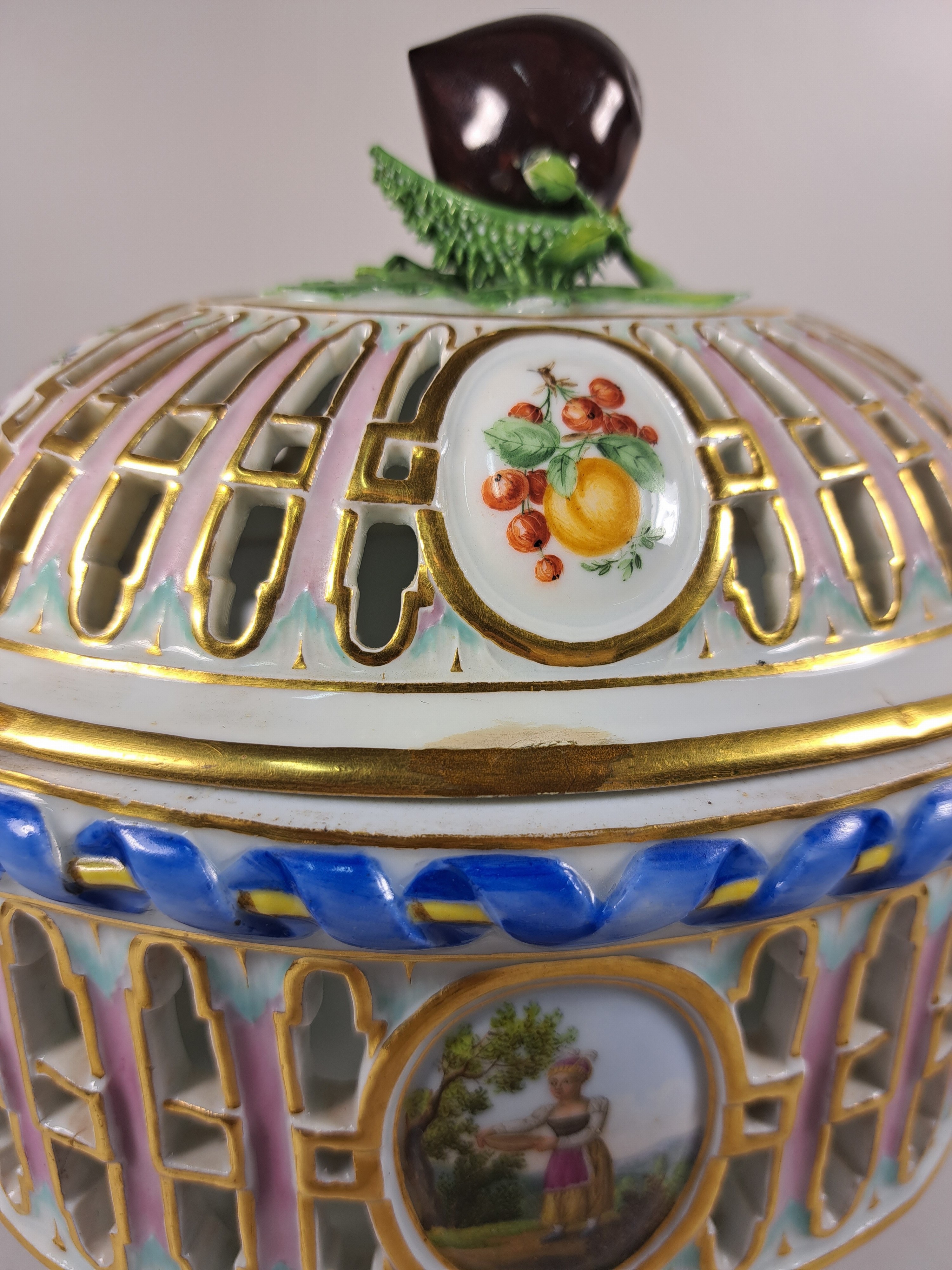 Detail d: Deckelgefäß/Duftgefäß, Meissen, um 1800, Porzellan, Deckelbekrönung in Form einer Kastanie, Medaillons mit feiner Figurenmalerei, Früchte u. ...