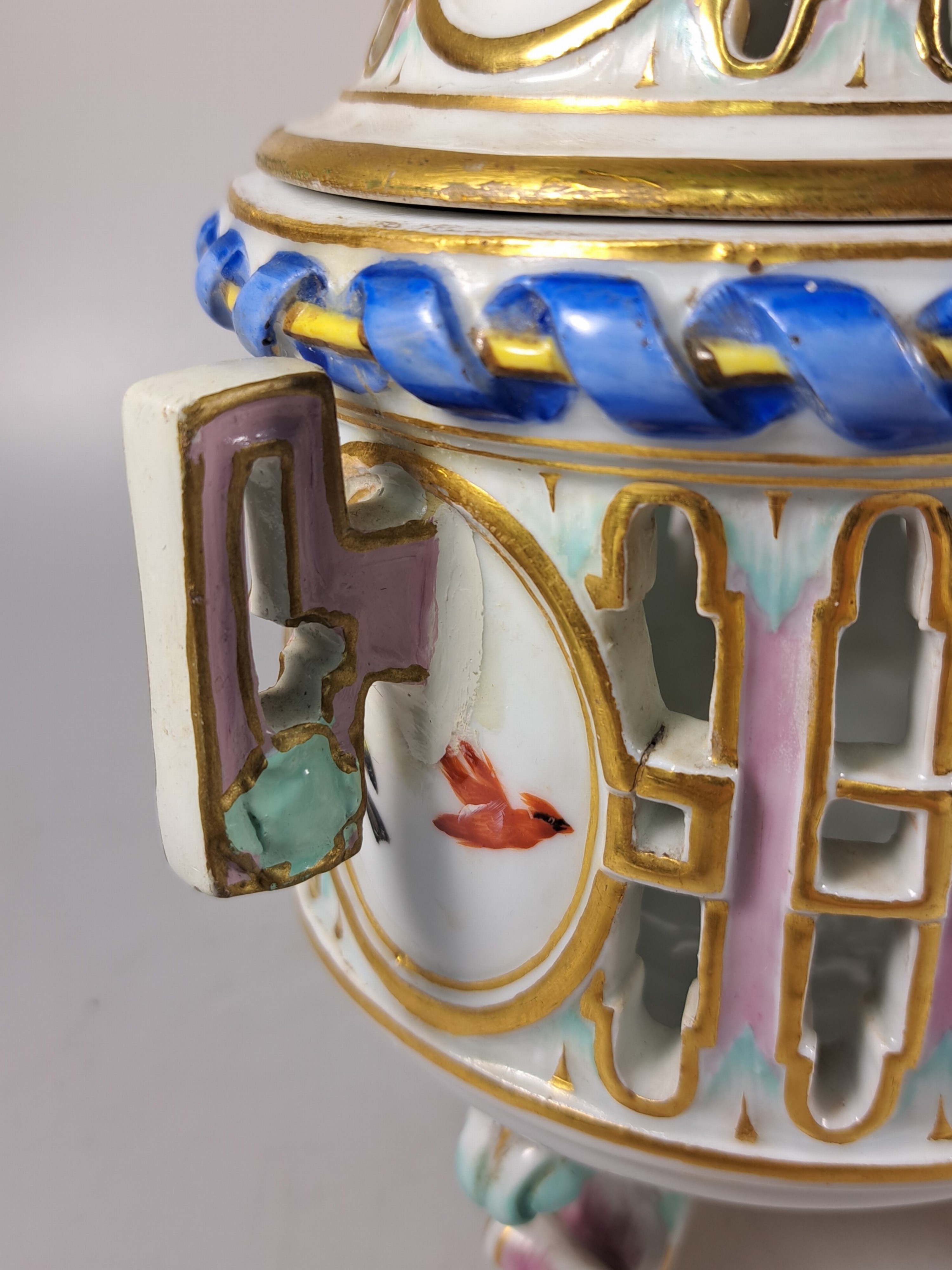 Detail e: Deckelgefäß/Duftgefäß, Meissen, um 1800, Porzellan, Deckelbekrönung in Form einer Kastanie, Medaillons mit feiner Figurenmalerei, Früchte u. ...