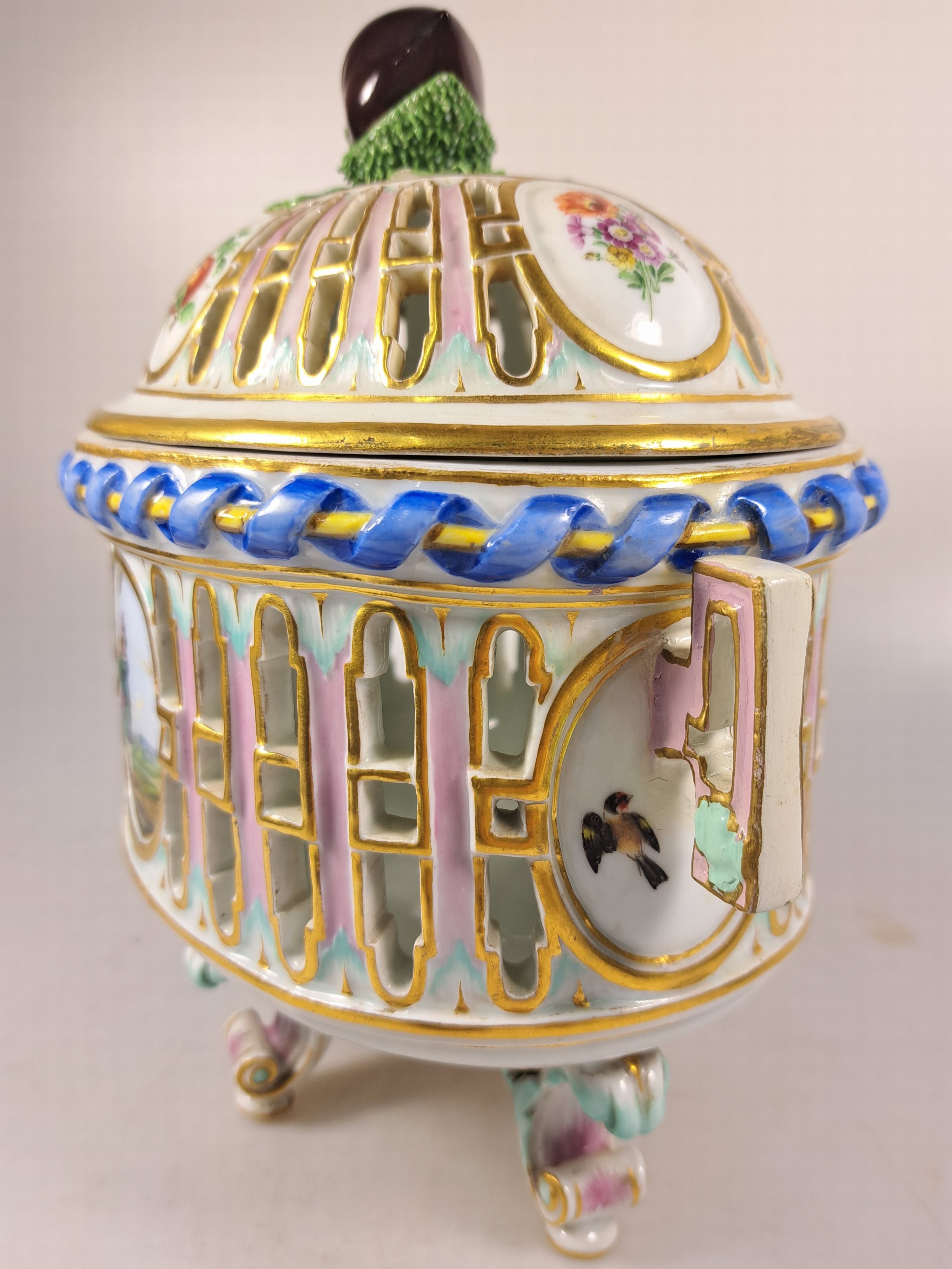 Detail f: Deckelgefäß/Duftgefäß, Meissen, um 1800, Porzellan, Deckelbekrönung in Form einer Kastanie, Medaillons mit feiner Figurenmalerei, Früchte u. ...