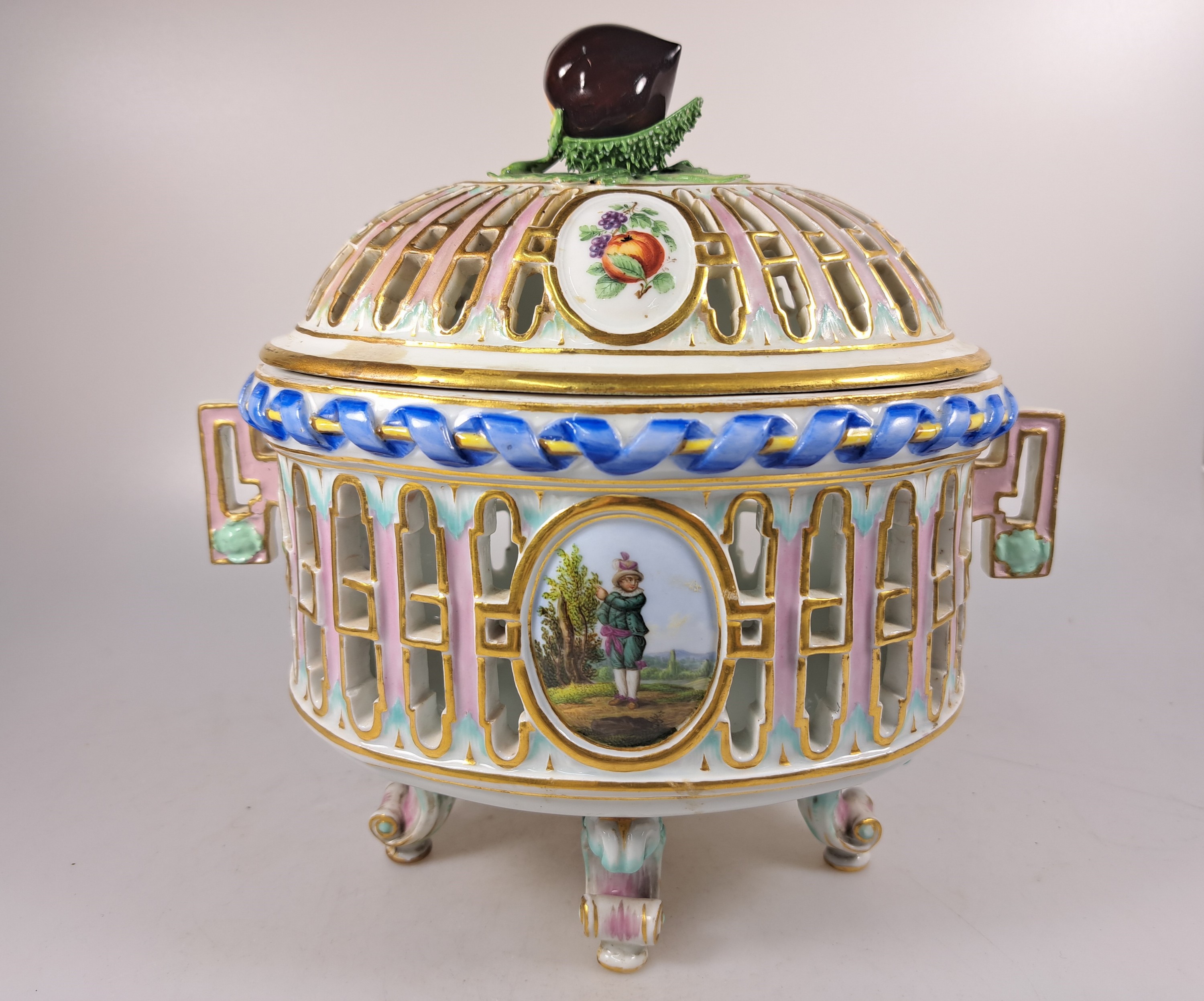 Detail g: Deckelgefäß/Duftgefäß, Meissen, um 1800, Porzellan, Deckelbekrönung in Form einer Kastanie, Medaillons mit feiner Figurenmalerei, Früchte u. ...