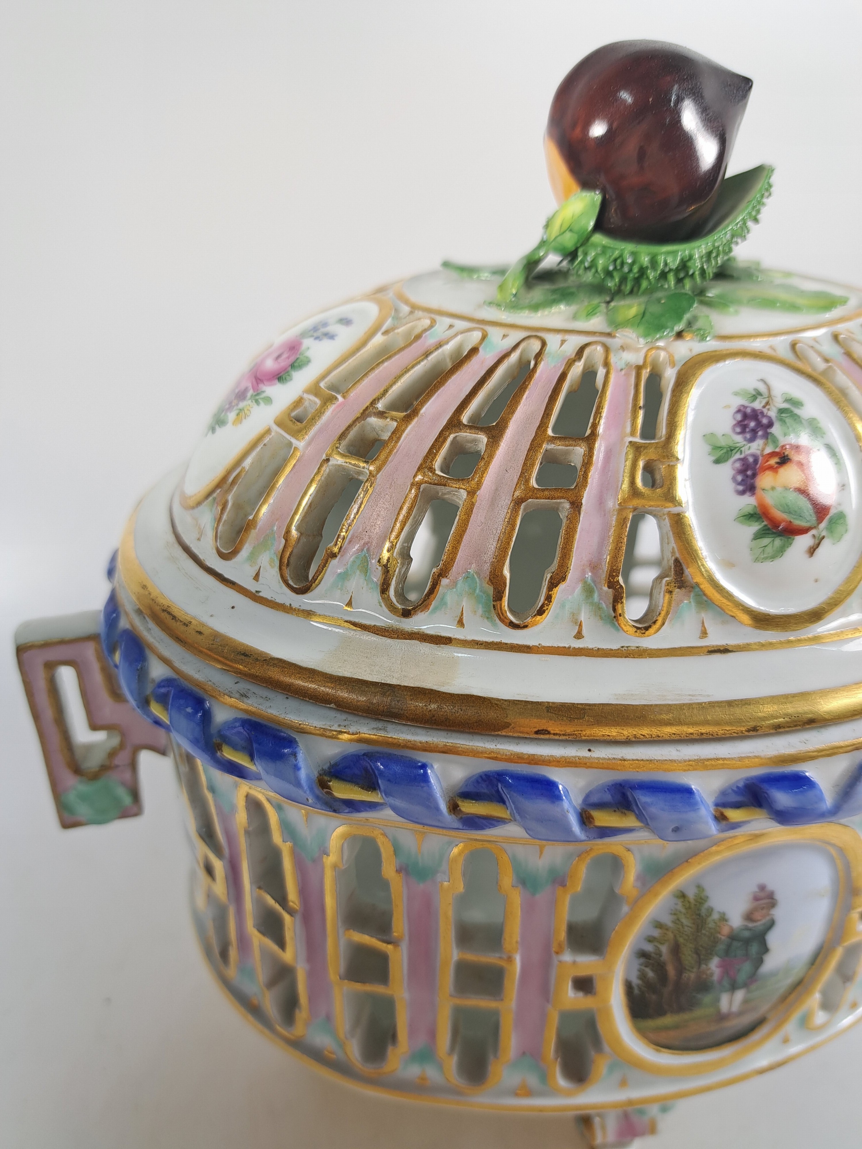 Detail h: Deckelgefäß/Duftgefäß, Meissen, um 1800, Porzellan, Deckelbekrönung in Form einer Kastanie, Medaillons mit feiner Figurenmalerei, Früchte u. ...