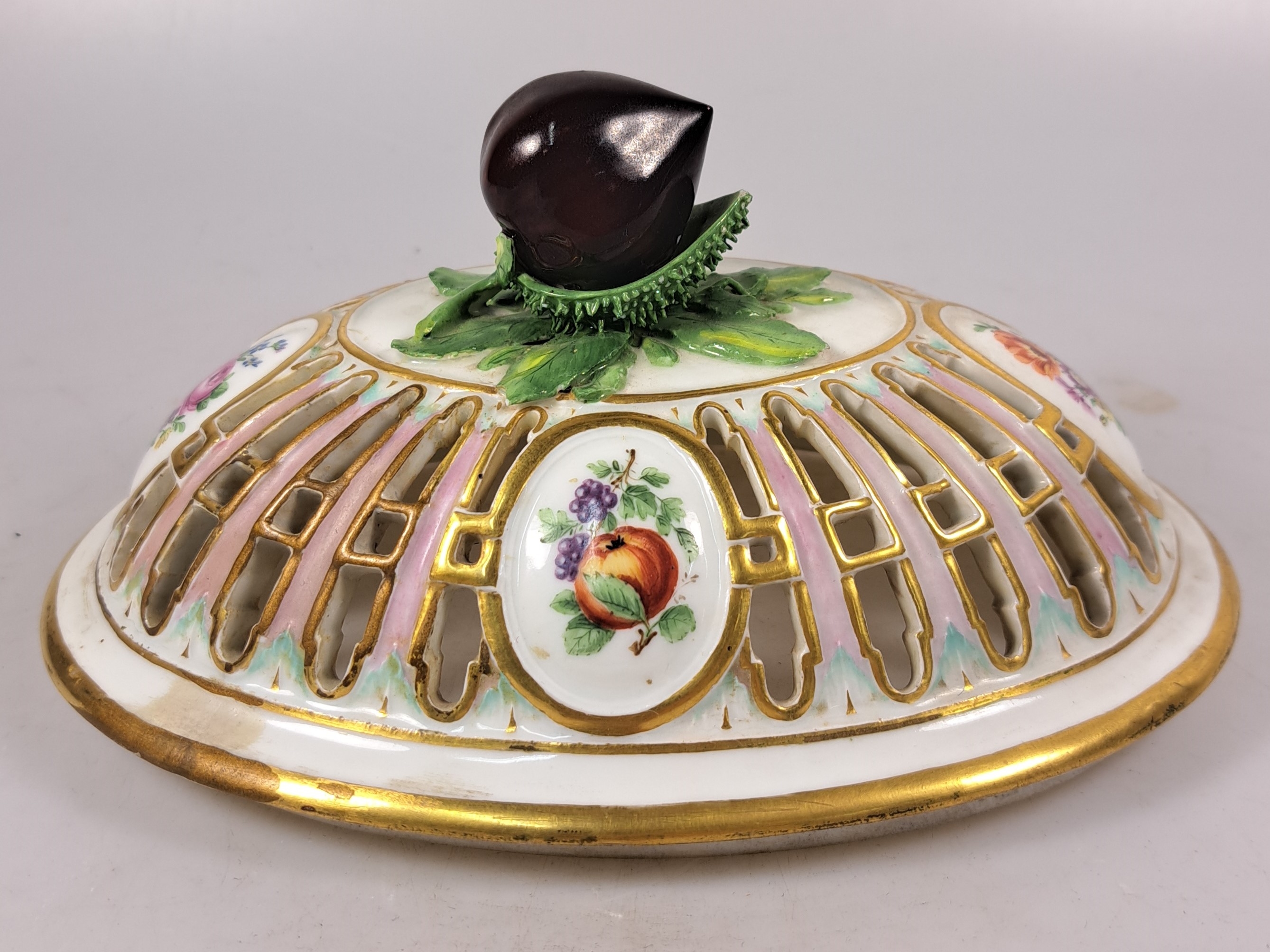 Detail l: Deckelgefäß/Duftgefäß, Meissen, um 1800, Porzellan, Deckelbekrönung in Form einer Kastanie, Medaillons mit feiner Figurenmalerei, Früchte u. ...