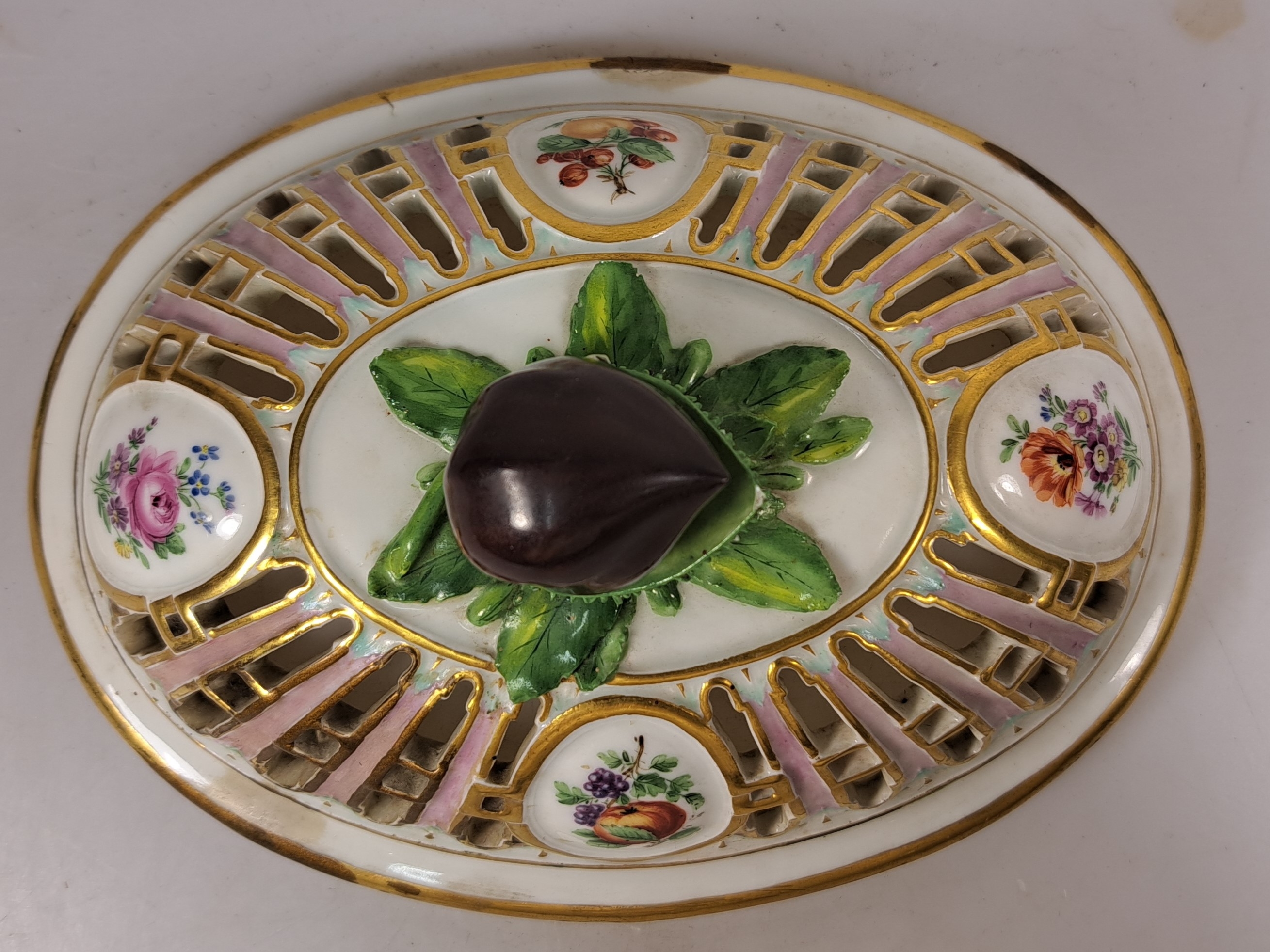 Detail m: Deckelgefäß/Duftgefäß, Meissen, um 1800, Porzellan, Deckelbekrönung in Form einer Kastanie, Medaillons mit feiner Figurenmalerei, Früchte u. ...