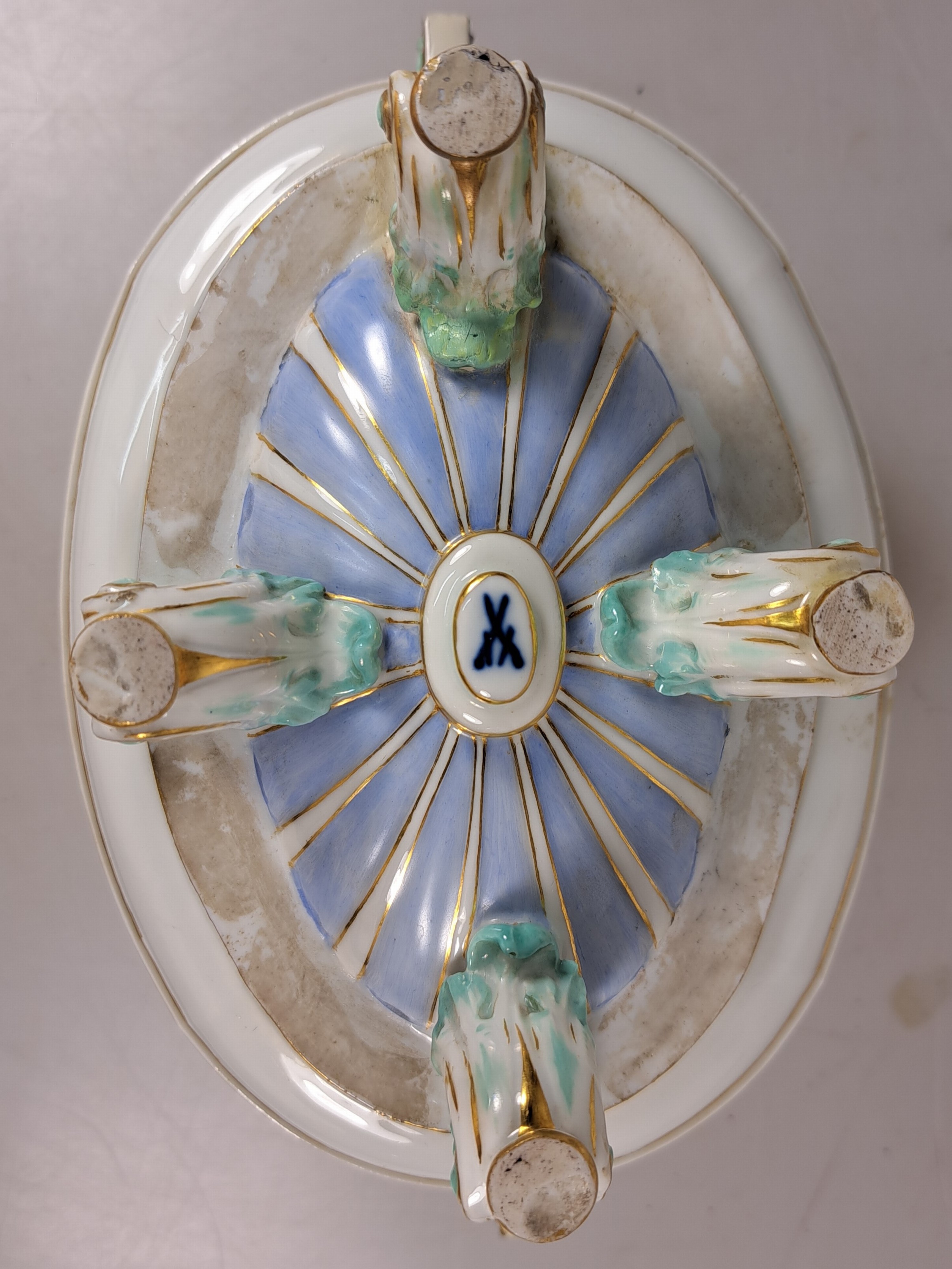 Detail p: Deckelgefäß/Duftgefäß, Meissen, um 1800, Porzellan, Deckelbekrönung in Form einer Kastanie, Medaillons mit feiner Figurenmalerei, Früchte u. ...