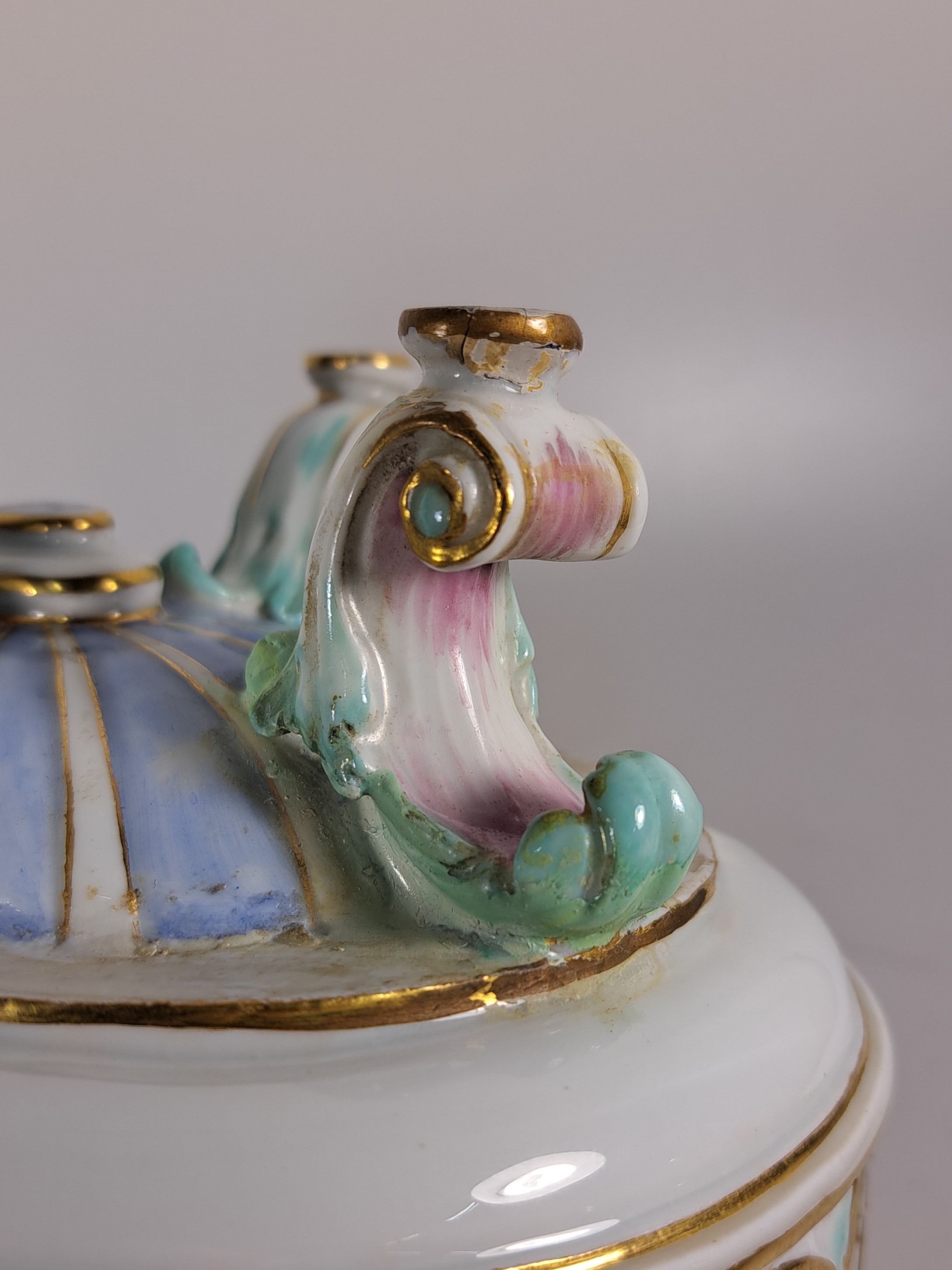 Detail r: Deckelgefäß/Duftgefäß, Meissen, um 1800, Porzellan, Deckelbekrönung in Form einer Kastanie, Medaillons mit feiner Figurenmalerei, Früchte u. ...