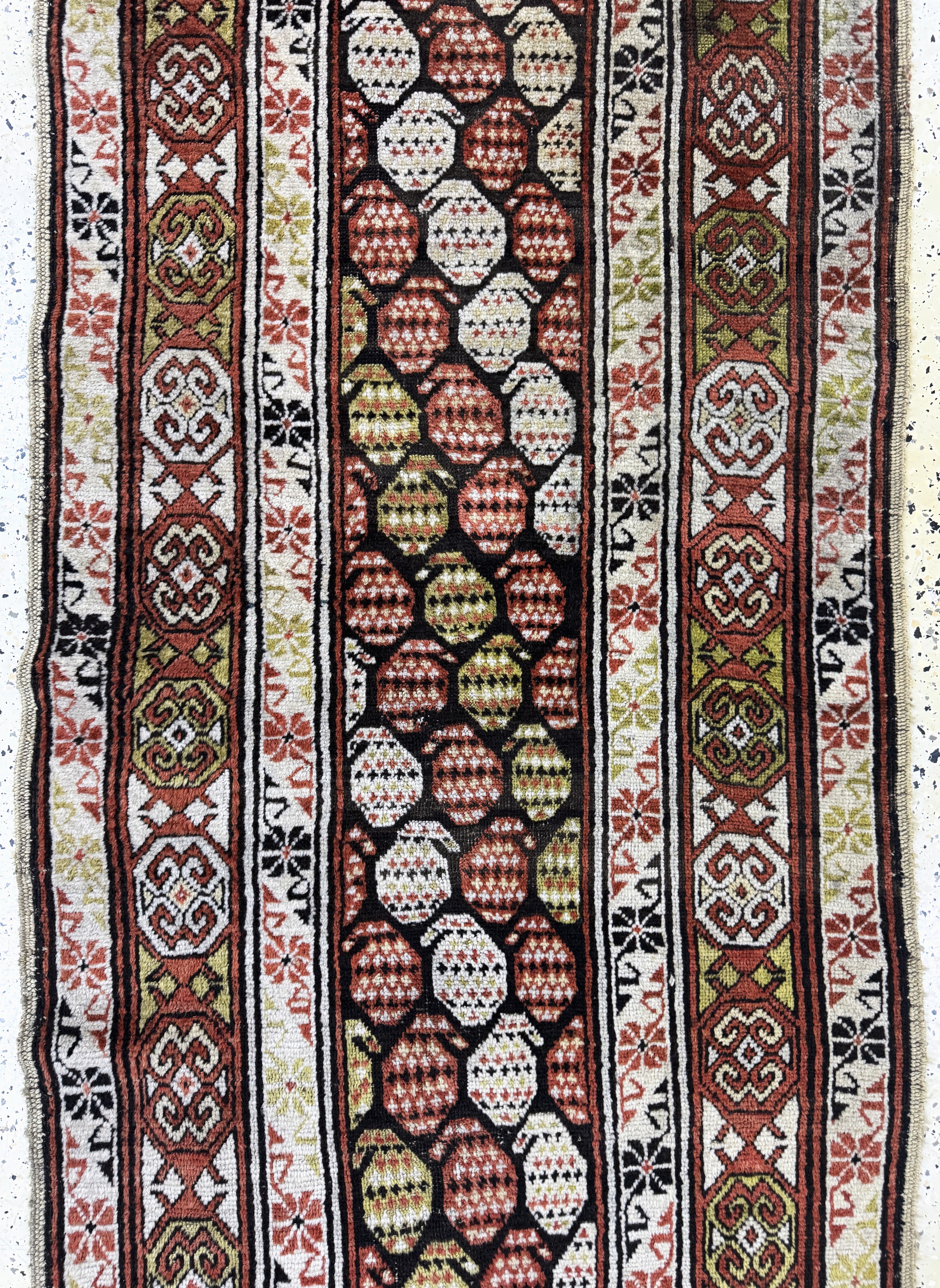 Detail b: Kazak antik, Kaukasus, 19.Jhd, Wolle auf Wolle, ca. 370 x 90 cm, EHZ: 2-3