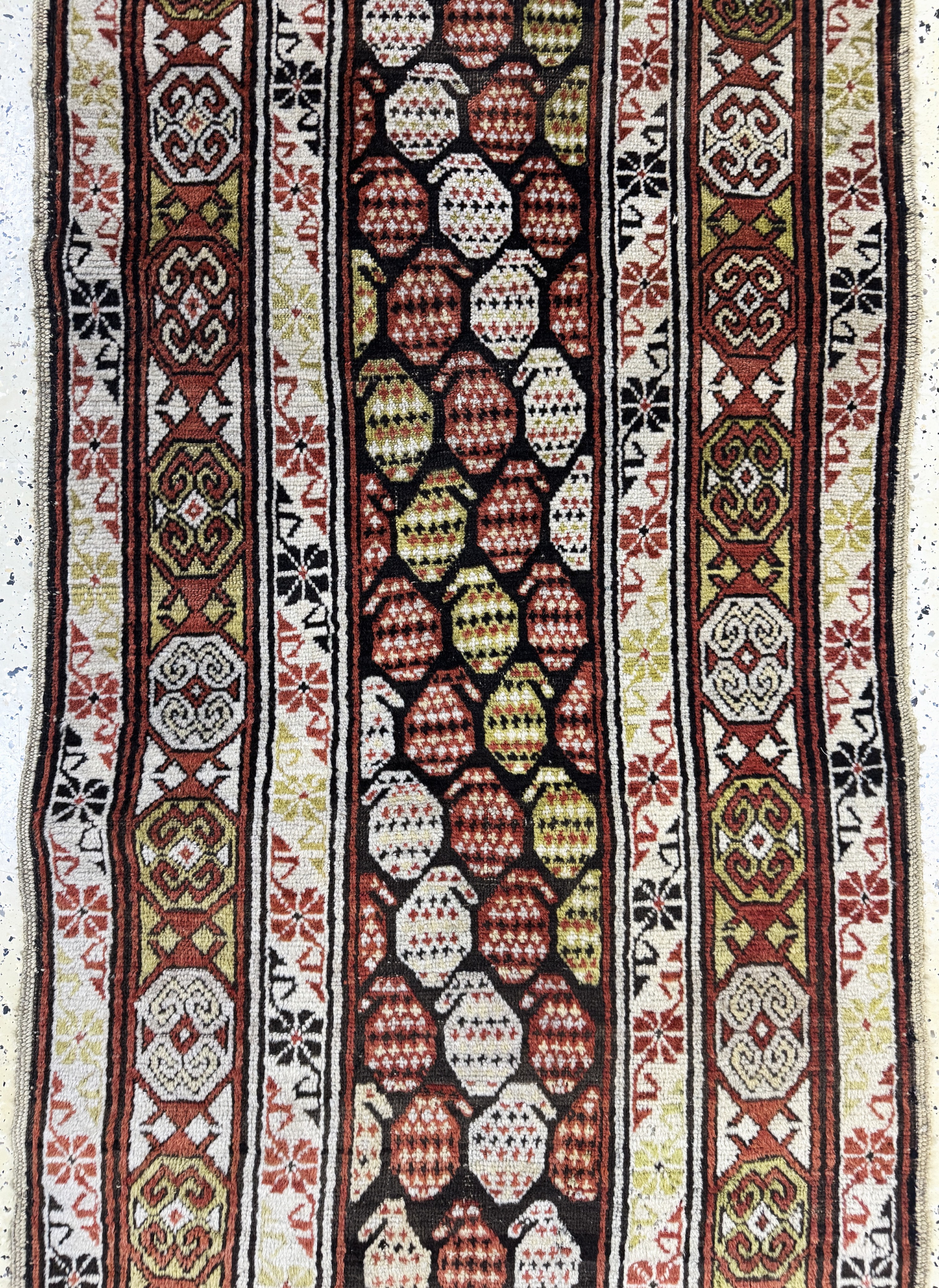 Detail c: Kazak antik, Kaukasus, 19.Jhd, Wolle auf Wolle, ca. 370 x 90 cm, EHZ: 2-3