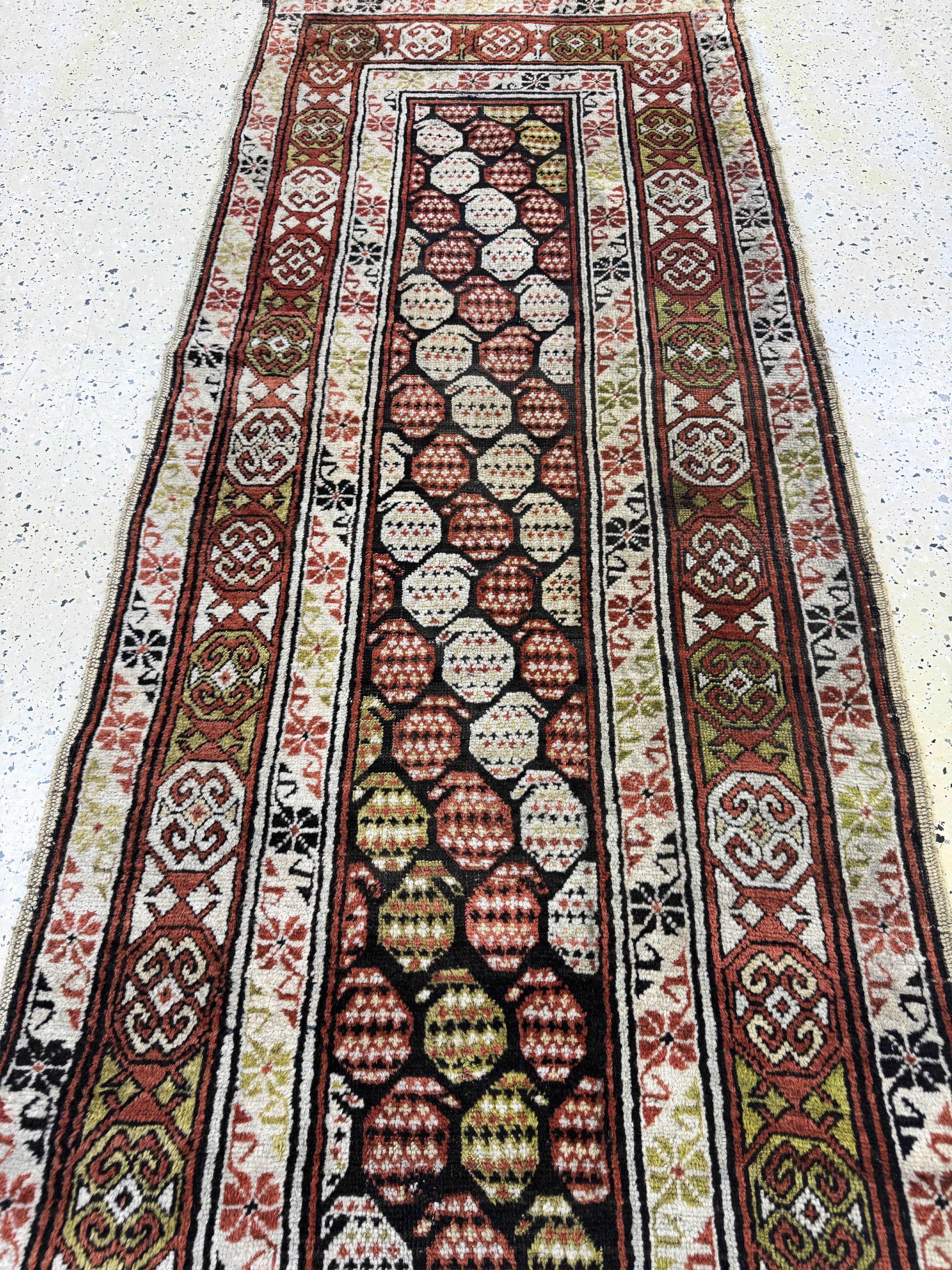 Detail e: Kazak antik, Kaukasus, 19.Jhd, Wolle auf Wolle, ca. 370 x 90 cm, EHZ: 2-3