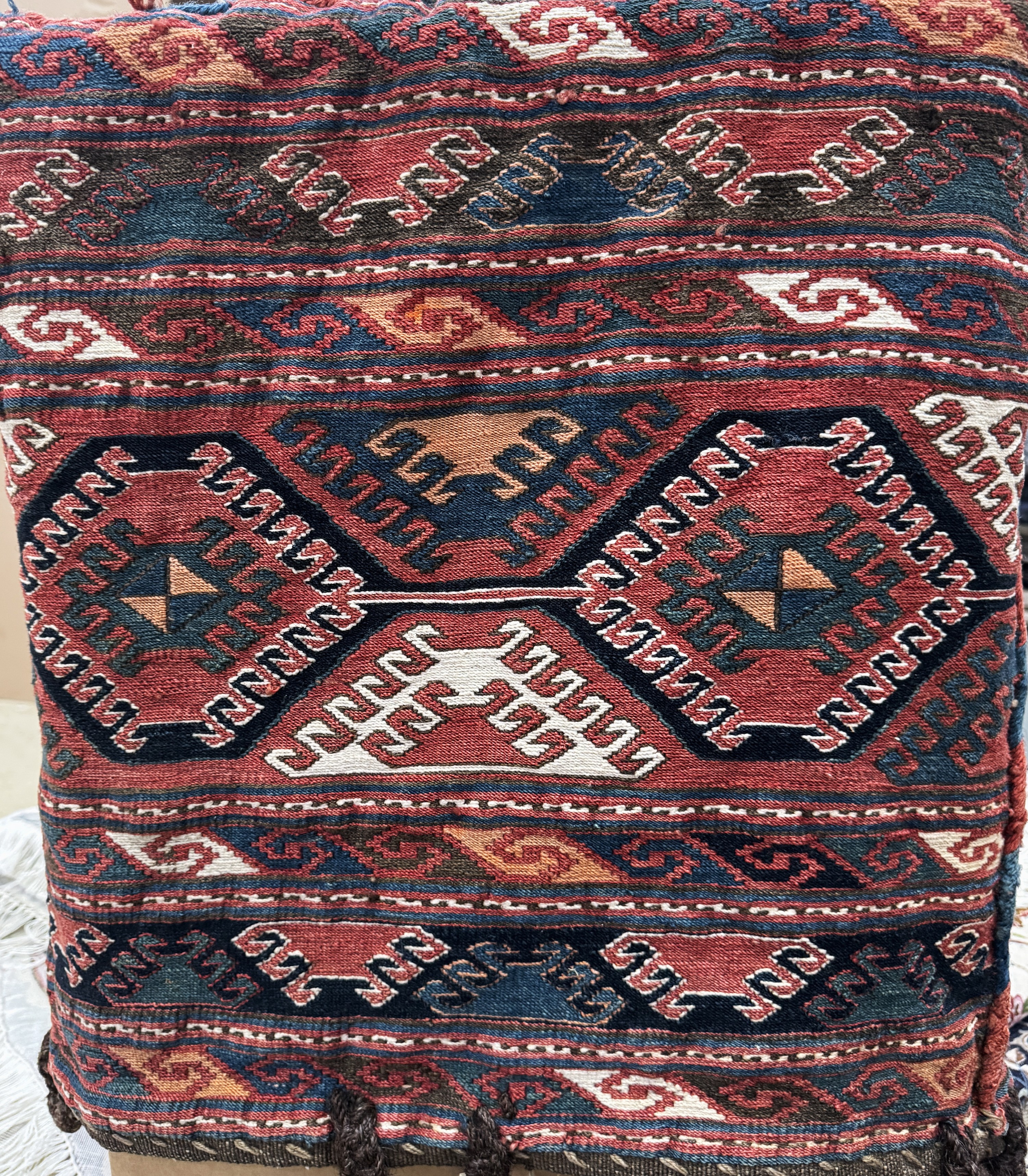 Detail c: Shahsawan Mafrasch, Persien, 19.Jhd, Wolle auf Wolle, ca. 100 x 50 x 50 cm, EHZ: 2
