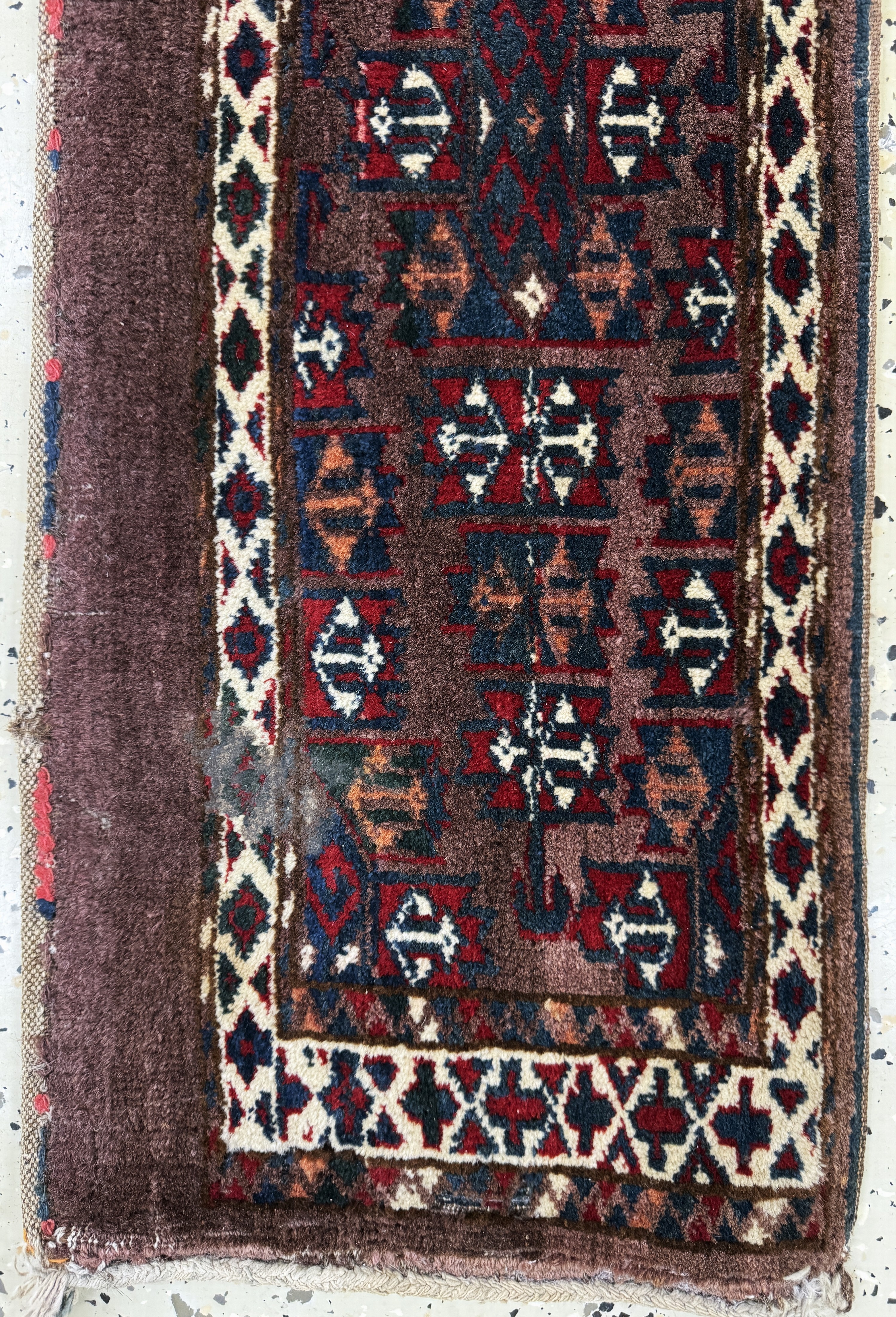 Detail b: Torba antik, Turkmenistan, um 1900, Wolle auf Wolle, ca. 86 x 33 cm, Mottenfraß, EHZ: 2