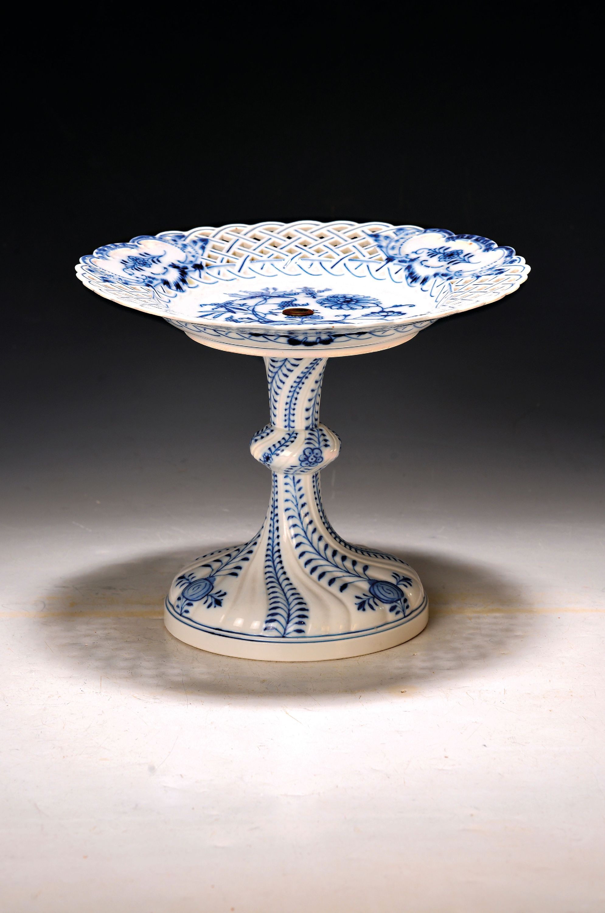 Image 27062656 - Fußschale, Meissen, um 1880/90, Porzellan, Zwiebelmuster, H. 20 cm, D. 24 cm