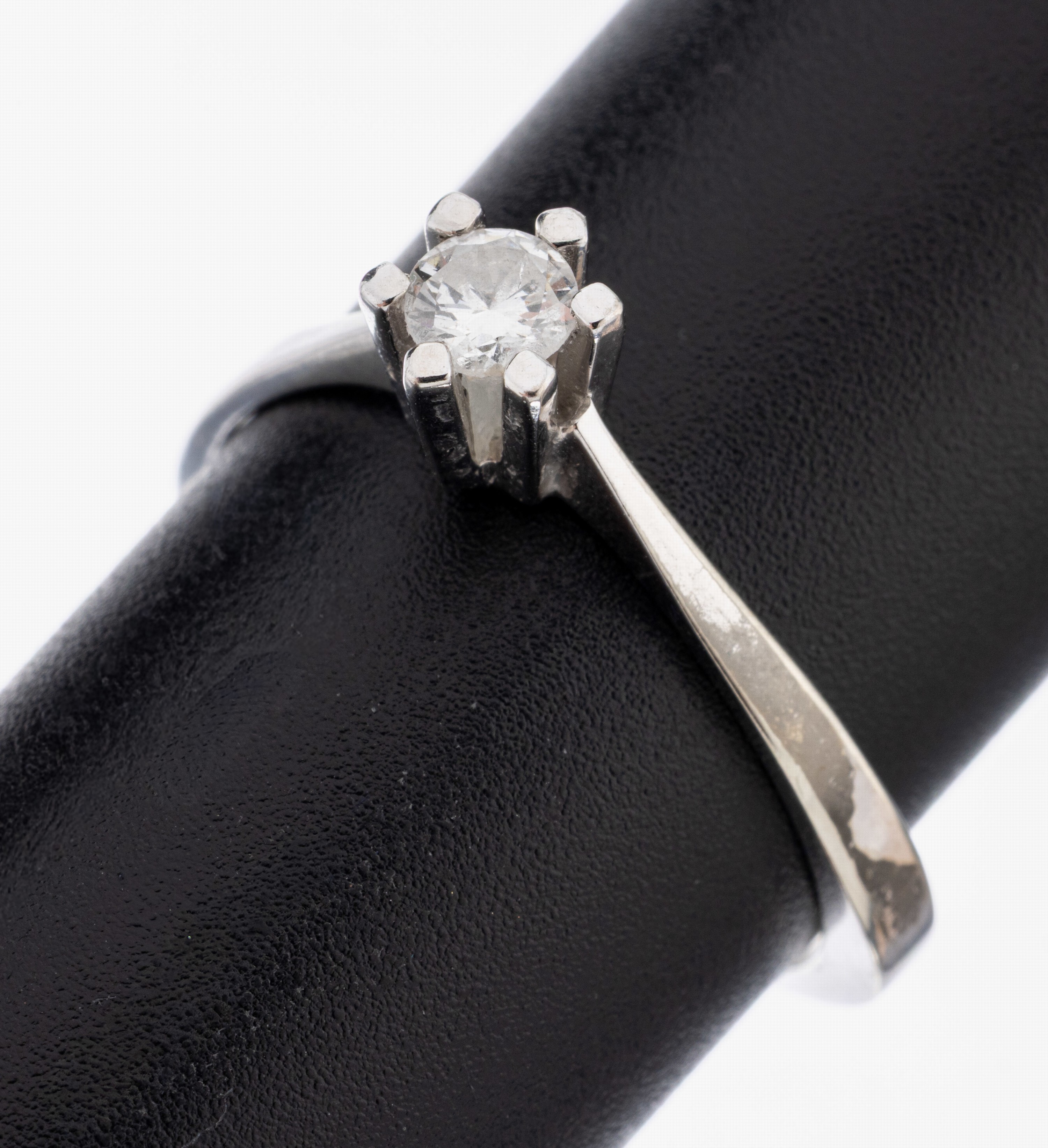 Image 27062677 - 14 kt Gold Brillant-Ring, WG 585/000, Brillant ca. 0.15 ct Weiß/si, Ringschiene ...