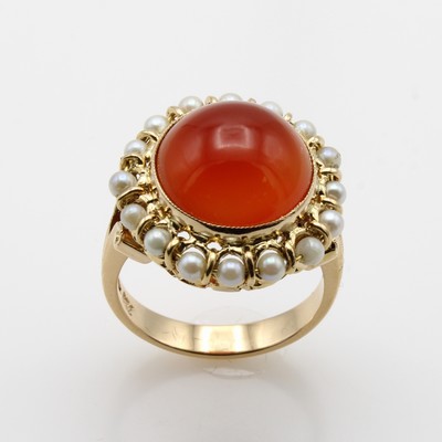 27062621a - Ring mit Karneol und Perlchen, GG 750/000, Karneolcabochon umgeben von Flussperlchen, RW ...