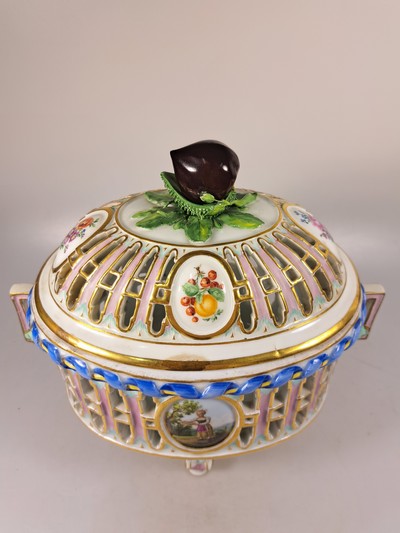 27062643b - Lidded vessel/scented vessel, Meissen, around 1800, porcelain, lid crown in the shape of ...